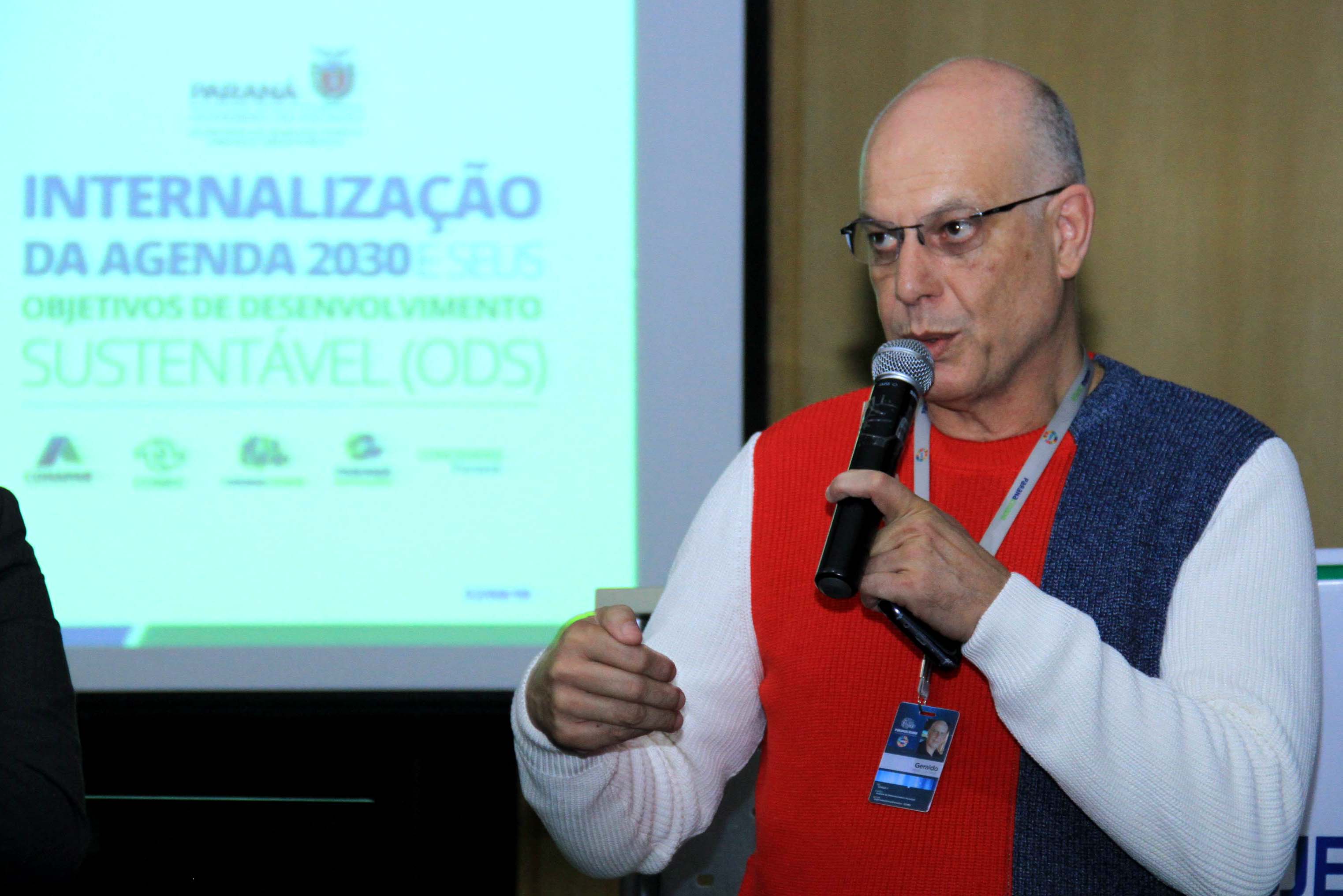 A Coordenação da Região Metropolitana de Curitiba (Comec), o Serviço Social Autônomo Paranacidade, a Cohapar e a Paraná Edificações (Pred), vinculadas à Secretaria do Desenvolvimento Urbano e Obras Públicas, firmaram nesta segunda-feira (2) o Termo de Compromisso com o Conselho Estadual de Desenvolvimento Econômico e Social (Cedes), para a implantação dos Objetivos de Desenvolvimento Sustentável - ODS. Foto: Gustavo Pontes /SEDU