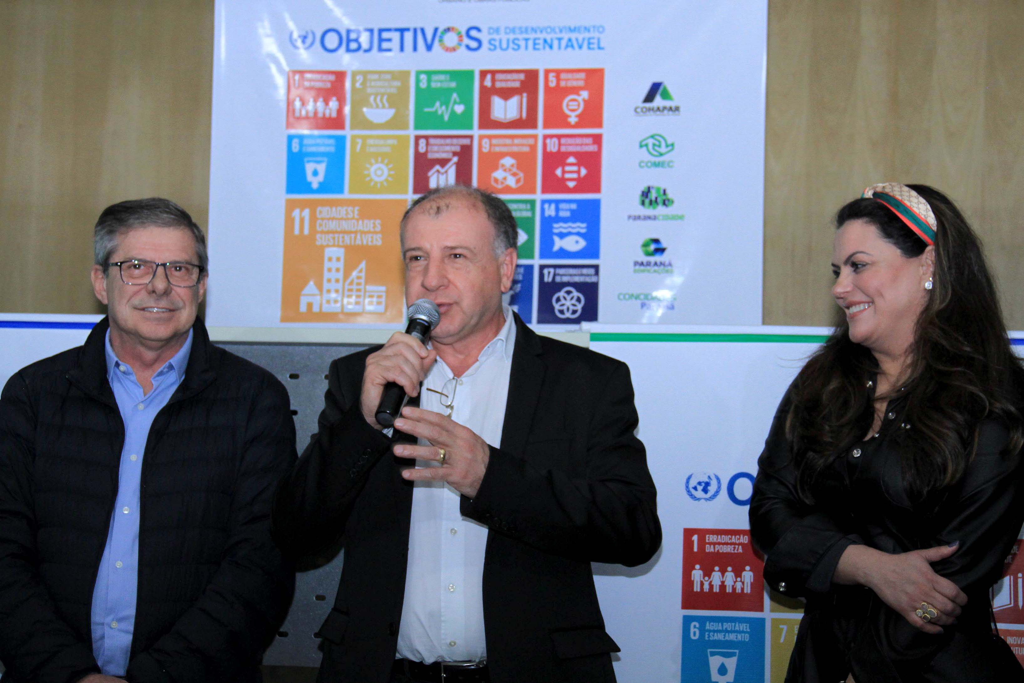 A Coordenação da Região Metropolitana de Curitiba (Comec), o Serviço Social Autônomo Paranacidade, a Cohapar e a Paraná Edificações (Pred), vinculadas à Secretaria do Desenvolvimento Urbano e Obras Públicas, firmaram nesta segunda-feira (2) o Termo de Compromisso com o Conselho Estadual de Desenvolvimento Econômico e Social (Cedes), para a implantação dos Objetivos de Desenvolvimento Sustentável - ODS. Foto: Gustavo Pontes /SEDU