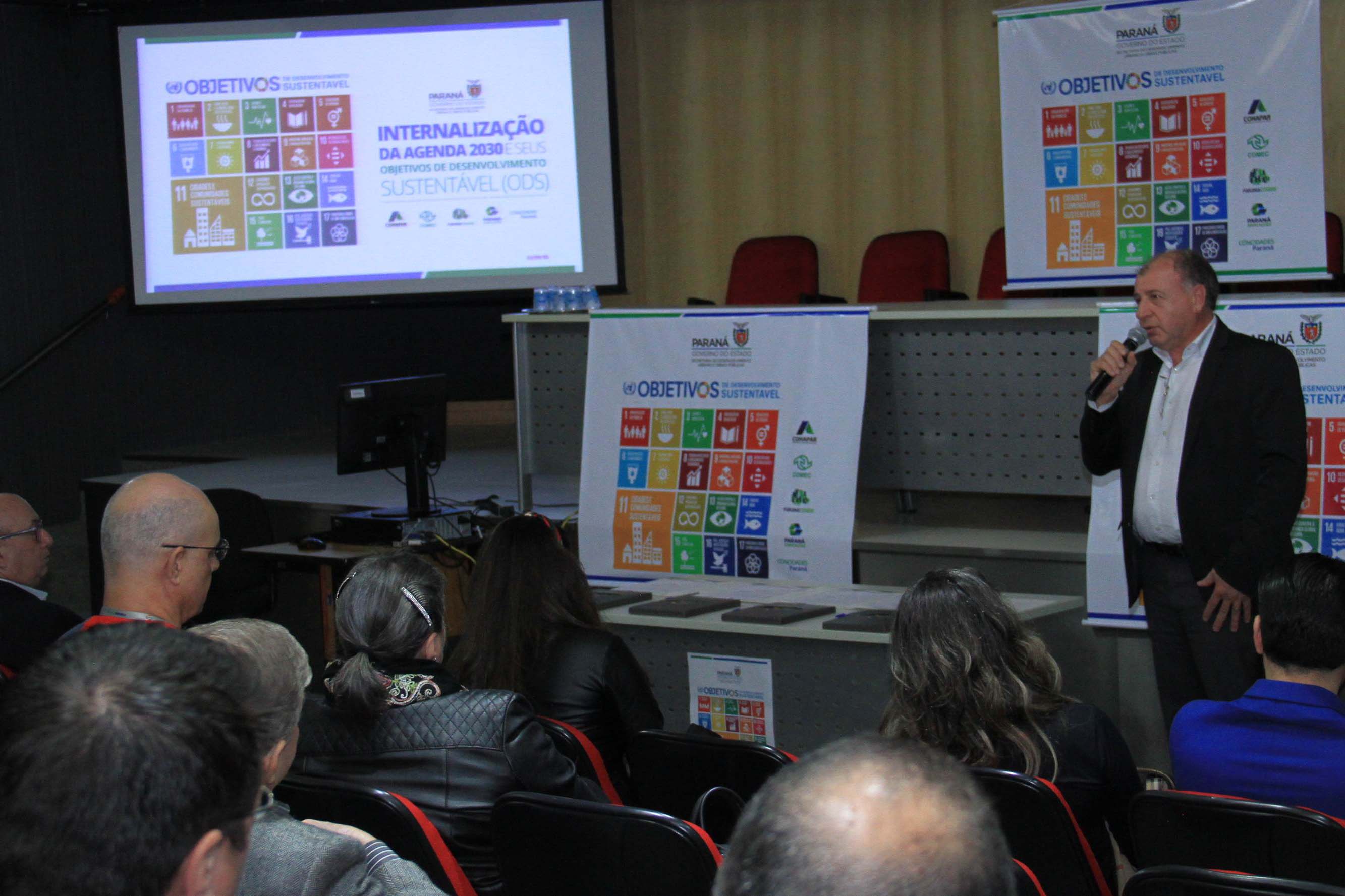 A Coordenação da Região Metropolitana de Curitiba (Comec), o Serviço Social Autônomo Paranacidade, a Cohapar e a Paraná Edificações (Pred), vinculadas à Secretaria do Desenvolvimento Urbano e Obras Públicas, firmaram nesta segunda-feira (2) o Termo de Compromisso com o Conselho Estadual de Desenvolvimento Econômico e Social (Cedes), para a implantação dos Objetivos de Desenvolvimento Sustentável - ODS. Foto: Gustavo Pontes /SEDU