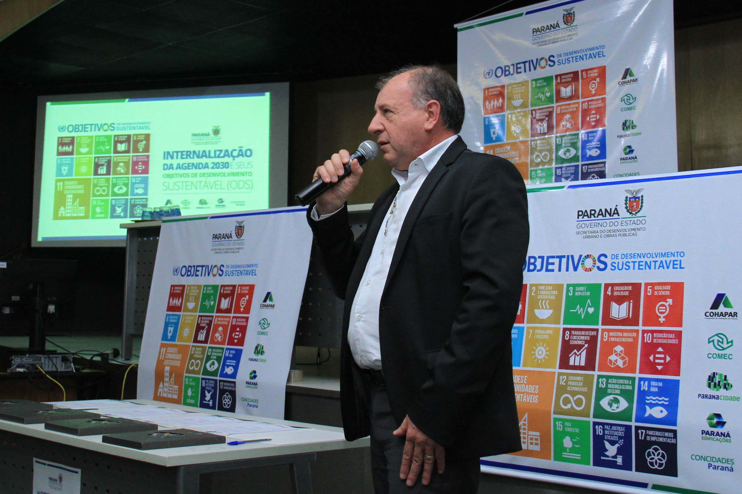 A Coordenação da Região Metropolitana de Curitiba (Comec), o Serviço Social Autônomo Paranacidade, a Cohapar e a Paraná Edificações (Pred), vinculadas à Secretaria do Desenvolvimento Urbano e Obras Públicas, firmaram nesta segunda-feira (2) o Termo de Compromisso com o Conselho Estadual de Desenvolvimento Econômico e Social (Cedes), para a implantação dos Objetivos de Desenvolvimento Sustentável - ODS. Foto: Gustavo Pontes /SEDU