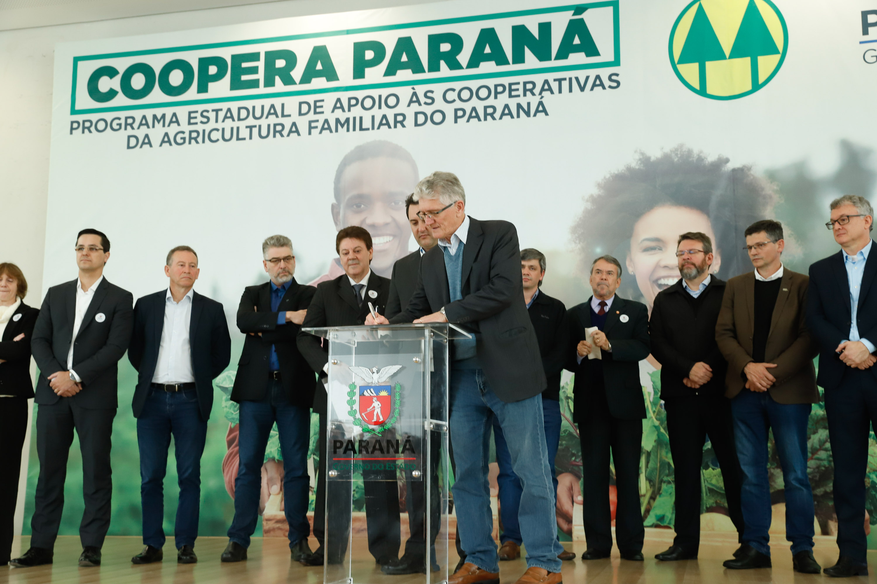 O governador Carlos Massa Ratinho Junior lançou nesta terça-feira (3), no Palácio Iguaçu, o Programa de Apoio ao Cooperativismo da Agricultura Familiar no Paraná - Coopera Paraná