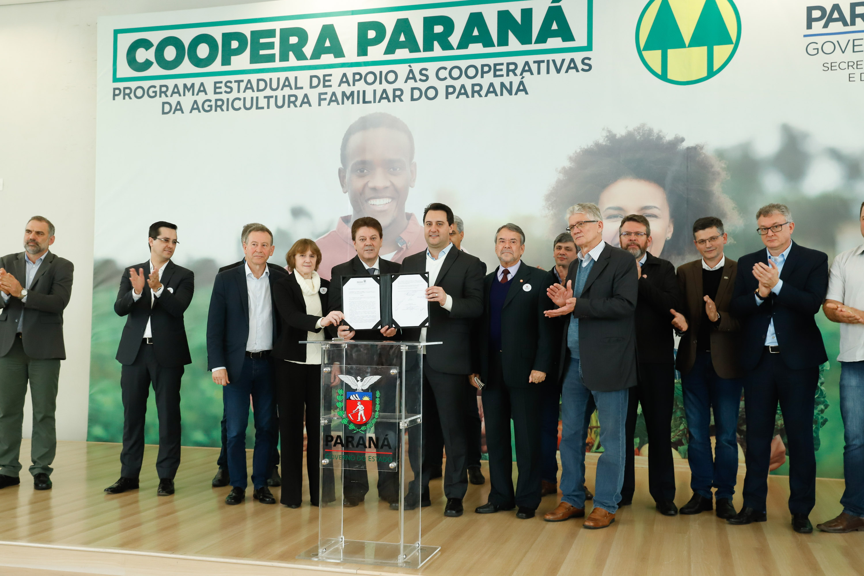 O governador Carlos Massa Ratinho Junior lançou nesta terça-feira (3), no Palácio Iguaçu, o Programa de Apoio ao Cooperativismo da Agricultura Familiar no Paraná - Coopera Paraná