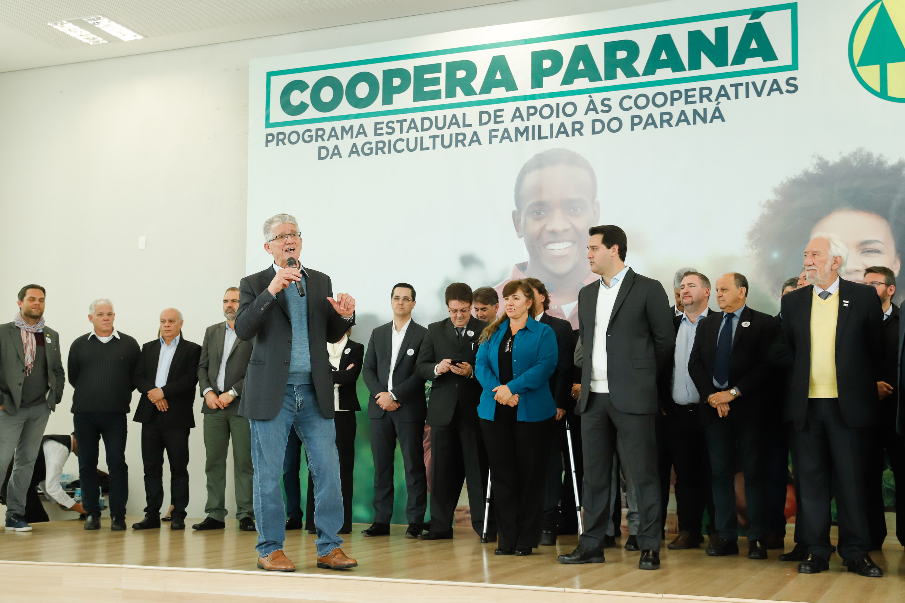 O governador Carlos Massa Ratinho Junior lançou nesta terça-feira (3), no Palácio Iguaçu, o Programa de Apoio ao Cooperativismo da Agricultura Familiar no Paraná - Coopera Paraná