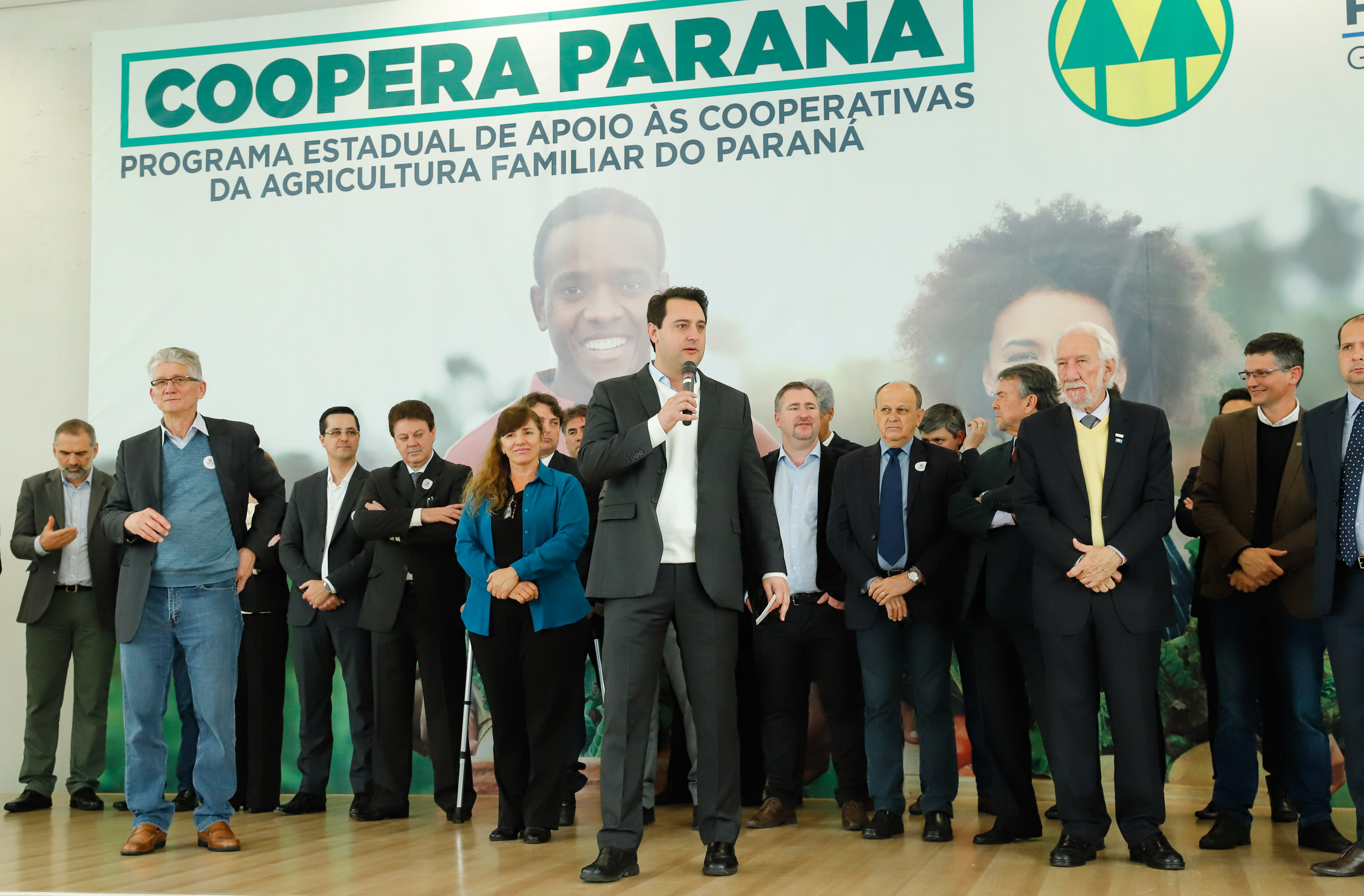 O governador Carlos Massa Ratinho Junior lançou nesta terça-feira (3), no Palácio Iguaçu, o Programa de Apoio ao Cooperativismo da Agricultura Familiar no Paraná - Coopera Paraná