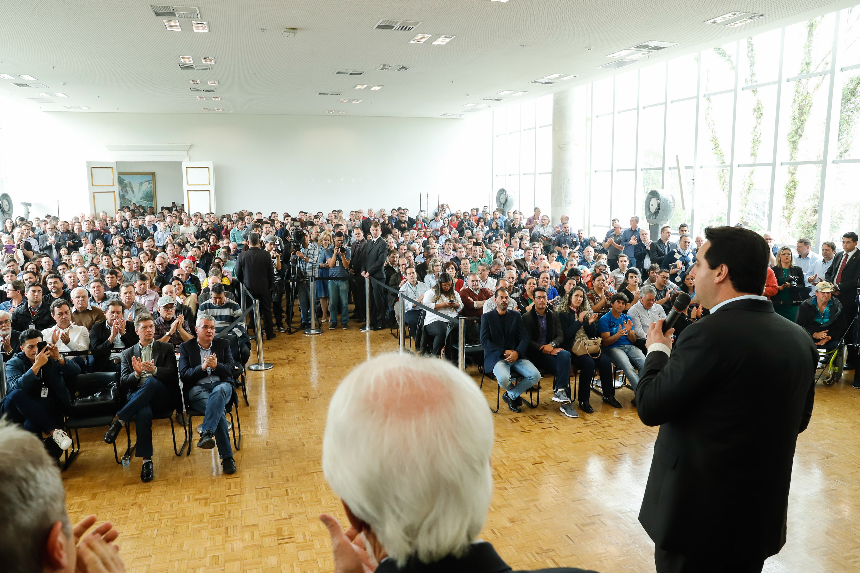 O governador Carlos Massa Ratinho Junior lançou nesta terça-feira (3), no Palácio Iguaçu, o Programa de Apoio ao Cooperativismo da Agricultura Familiar no Paraná - Coopera Paraná