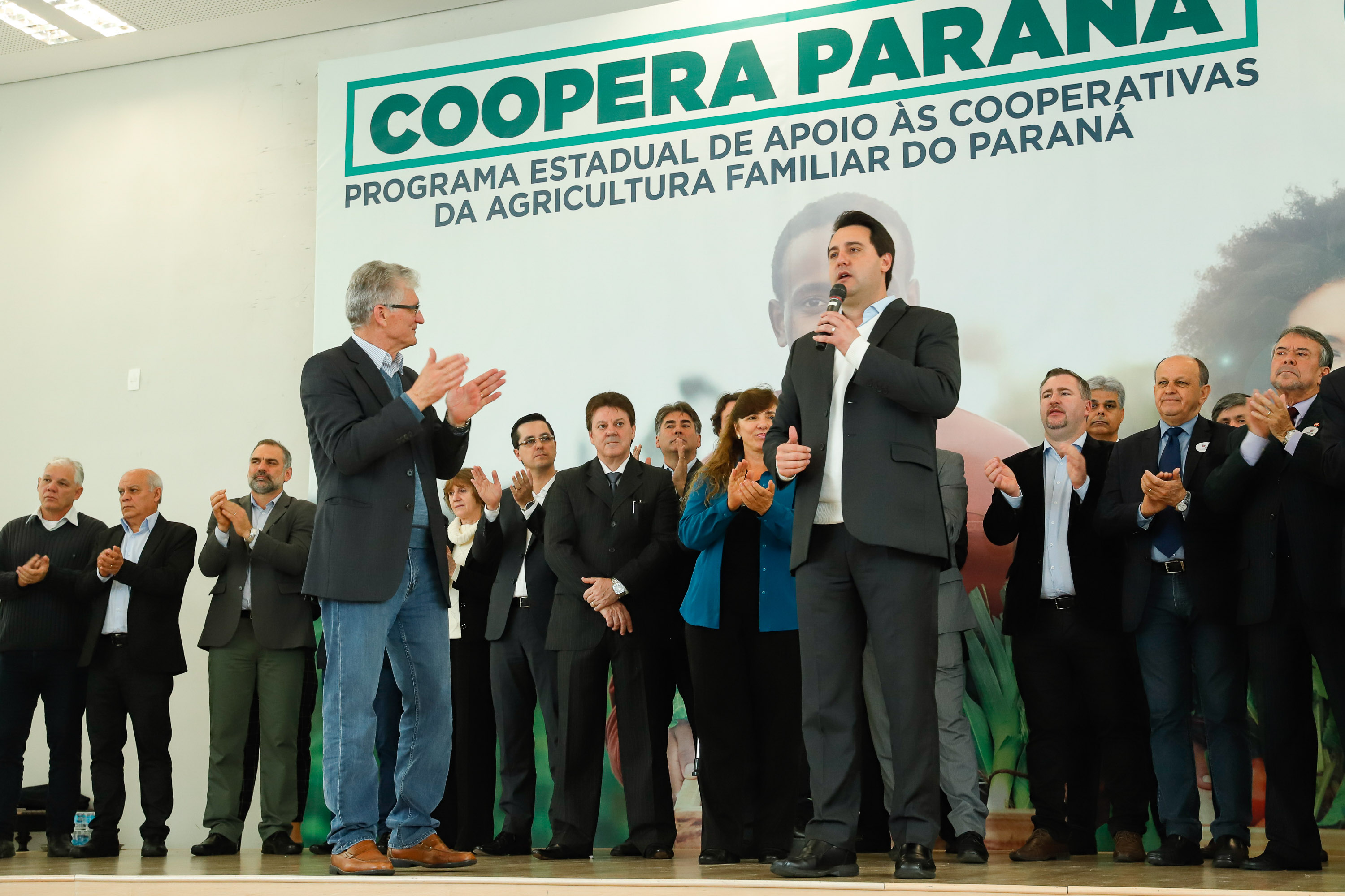 O governador Carlos Massa Ratinho Junior lançou nesta terça-feira (3), no Palácio Iguaçu, o Programa de Apoio ao Cooperativismo da Agricultura Familiar no Paraná - Coopera Paraná