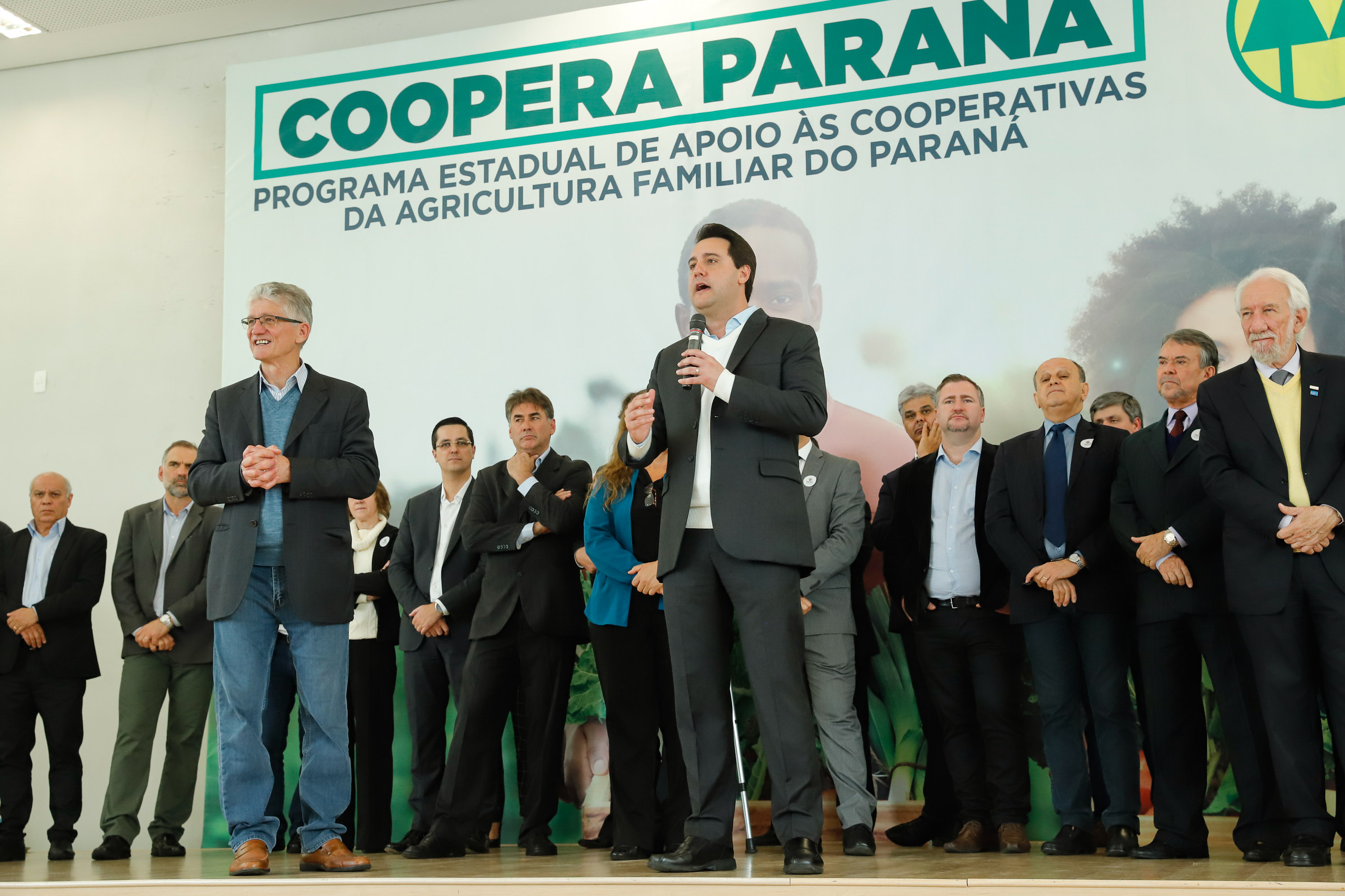 O governador Carlos Massa Ratinho Junior lançou nesta terça-feira (3), no Palácio Iguaçu, o Programa de Apoio ao Cooperativismo da Agricultura Familiar no Paraná - Coopera Paraná