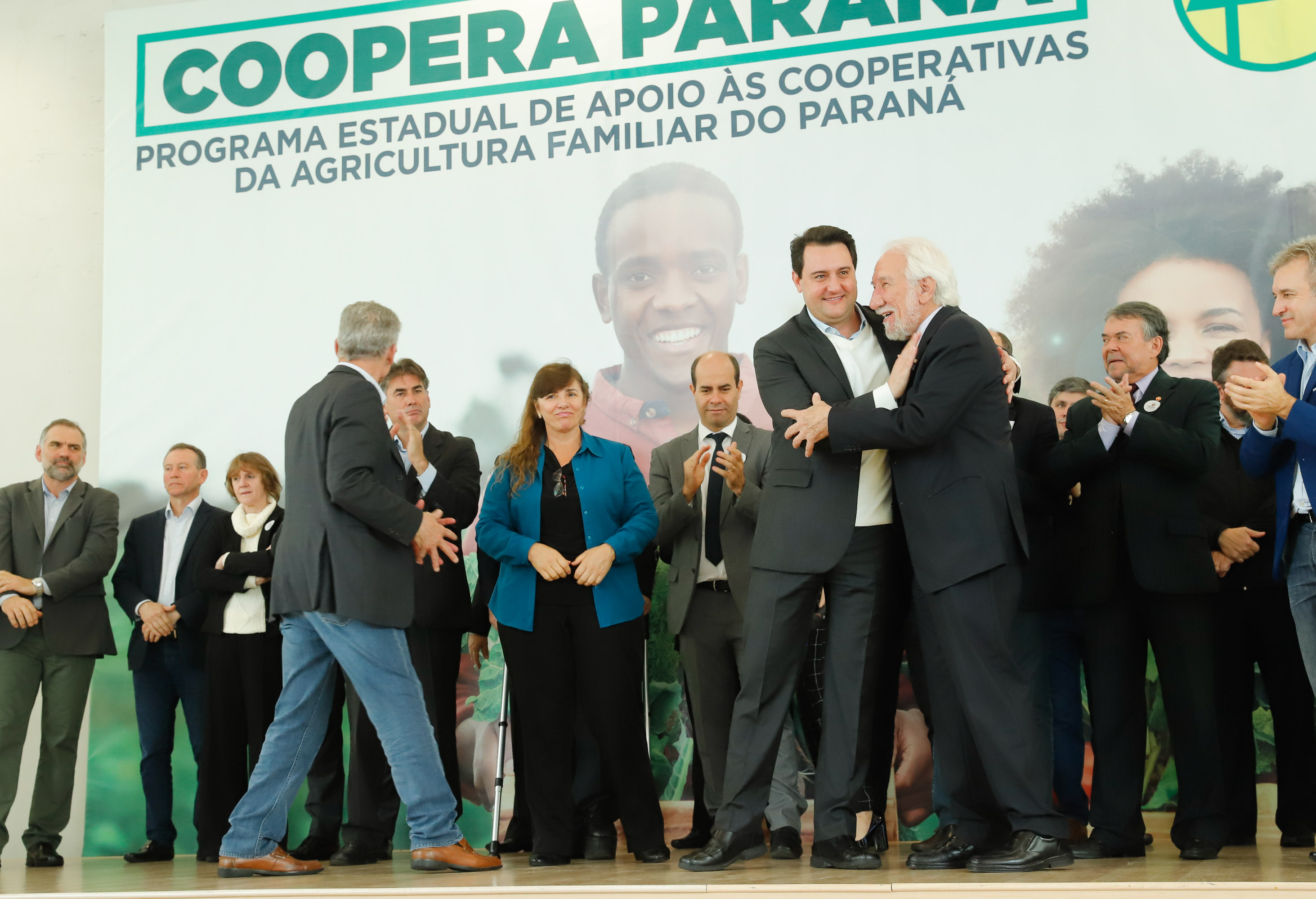 O governador Carlos Massa Ratinho Junior lançou nesta terça-feira (3), no Palácio Iguaçu, o Programa de Apoio ao Cooperativismo da Agricultura Familiar no Paraná - Coopera Paraná
