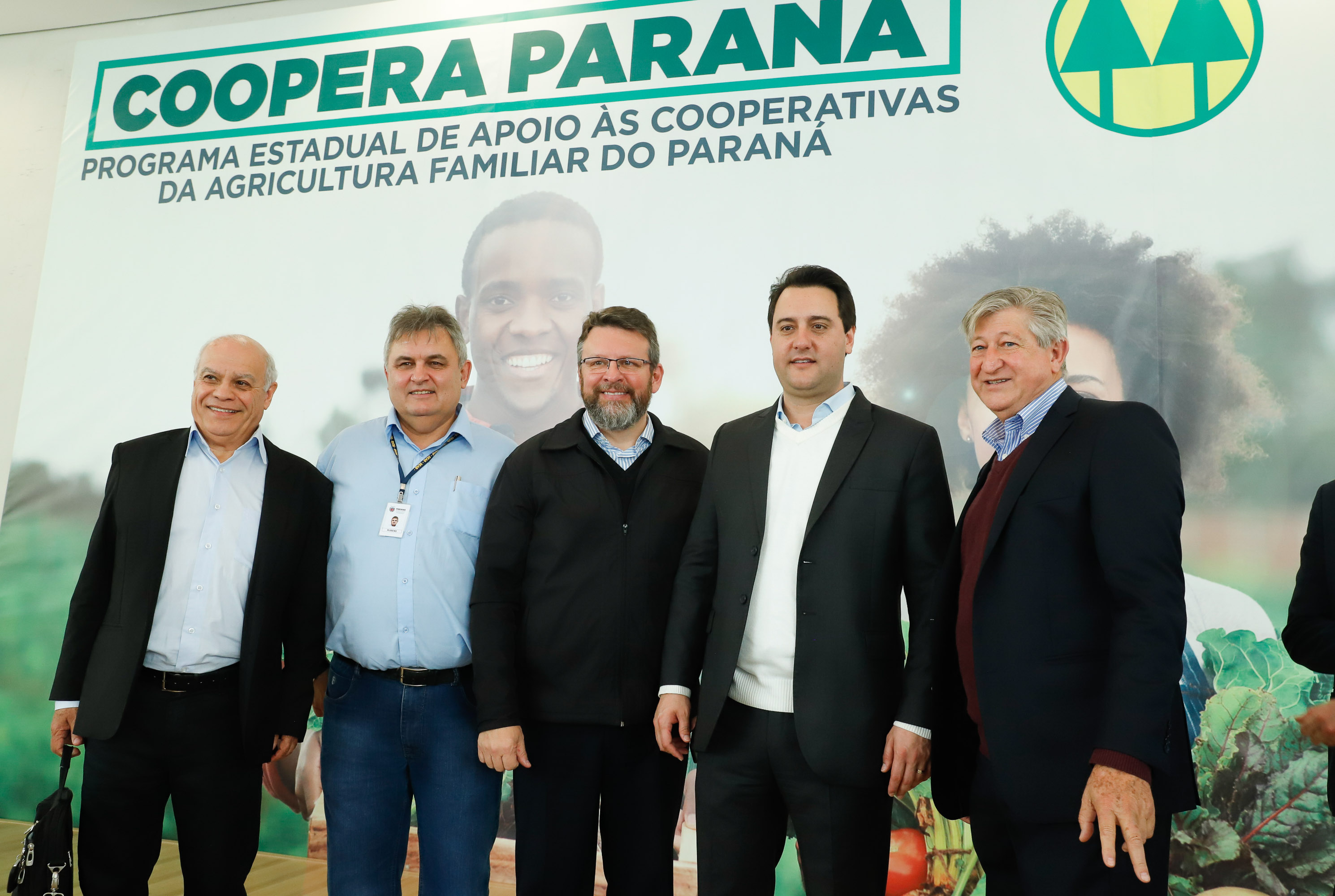 O governador Carlos Massa Ratinho Junior lançou nesta terça-feira (3), no Palácio Iguaçu, o Programa de Apoio ao Cooperativismo da Agricultura Familiar no Paraná - Coopera Paraná