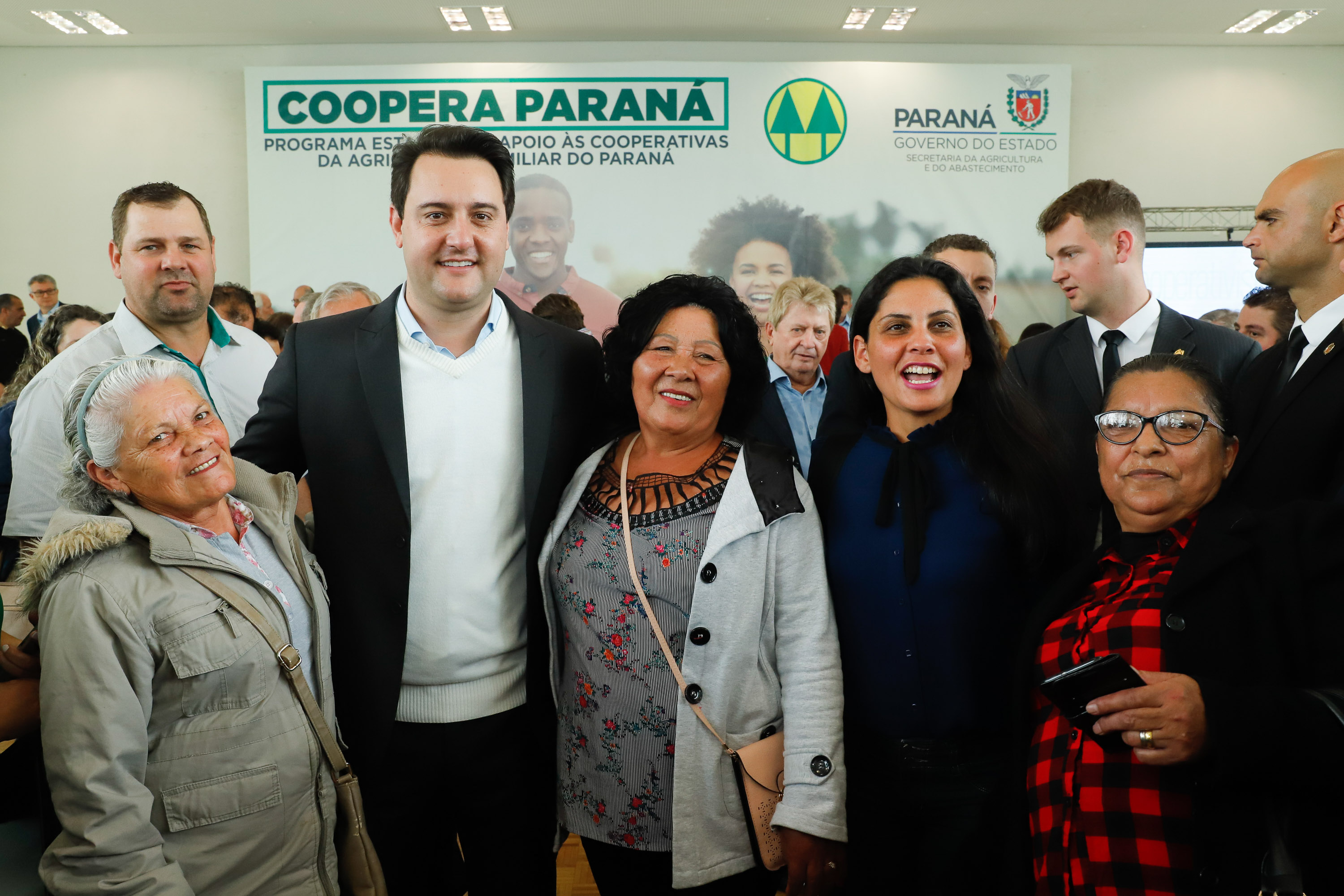 O governador Carlos Massa Ratinho Junior lançou nesta terça-feira (3), no Palácio Iguaçu, o Programa de Apoio ao Cooperativismo da Agricultura Familiar no Paraná - Coopera Paraná