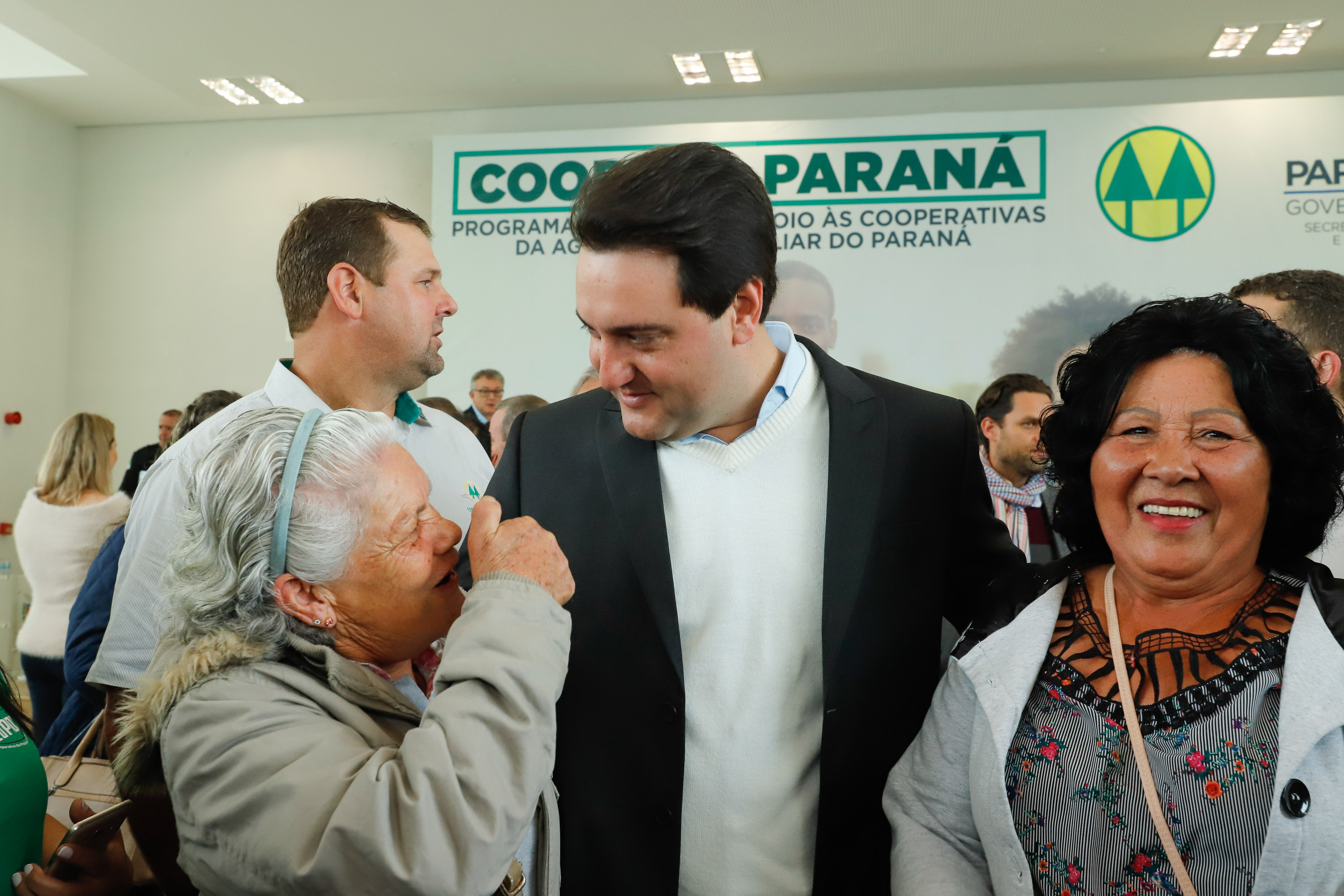 O governador Carlos Massa Ratinho Junior lançou nesta terça-feira (3), no Palácio Iguaçu, o Programa de Apoio ao Cooperativismo da Agricultura Familiar no Paraná - Coopera Paraná