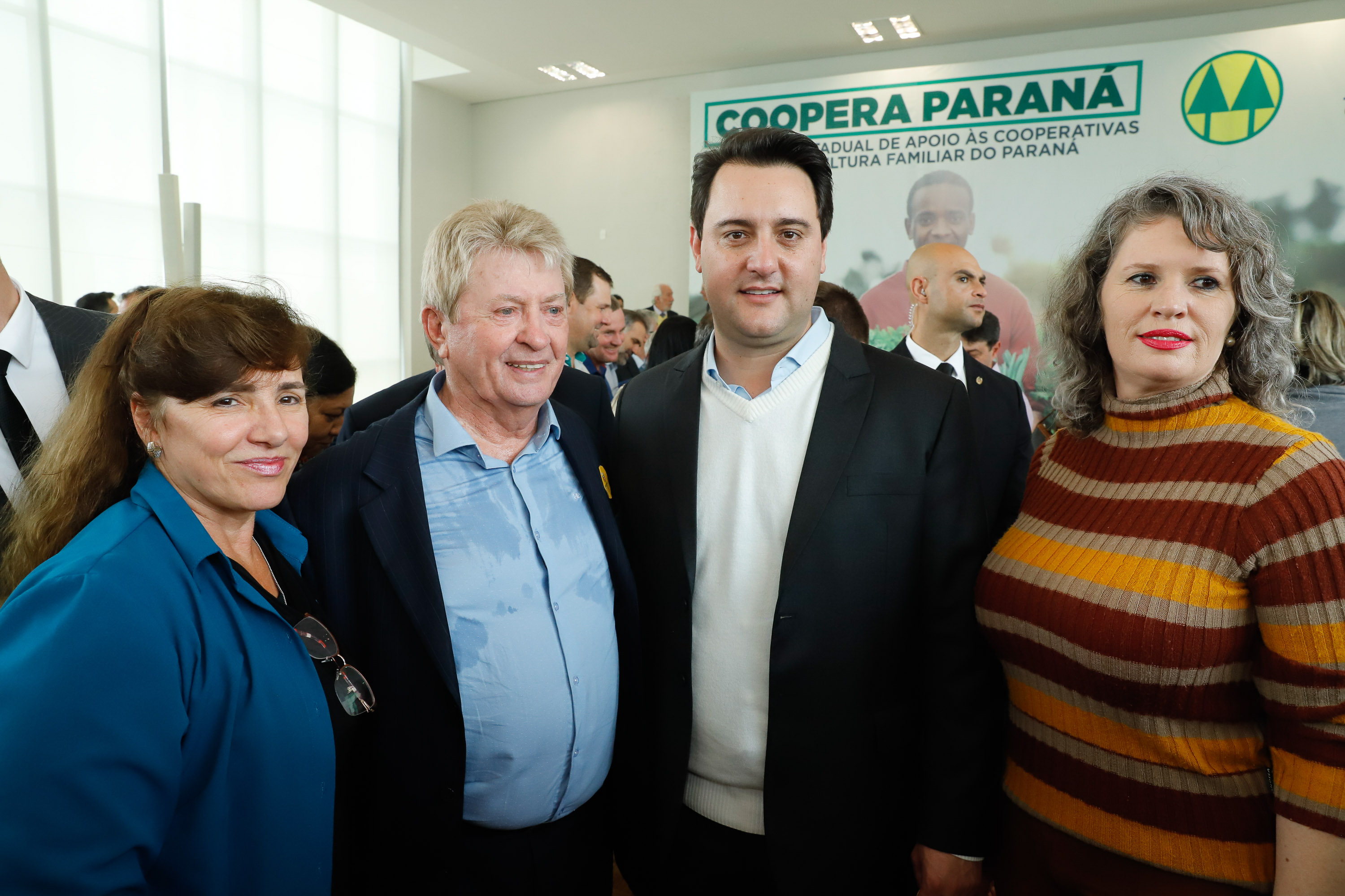 O governador Carlos Massa Ratinho Junior lançou nesta terça-feira (3), no Palácio Iguaçu, o Programa de Apoio ao Cooperativismo da Agricultura Familiar no Paraná - Coopera Paraná