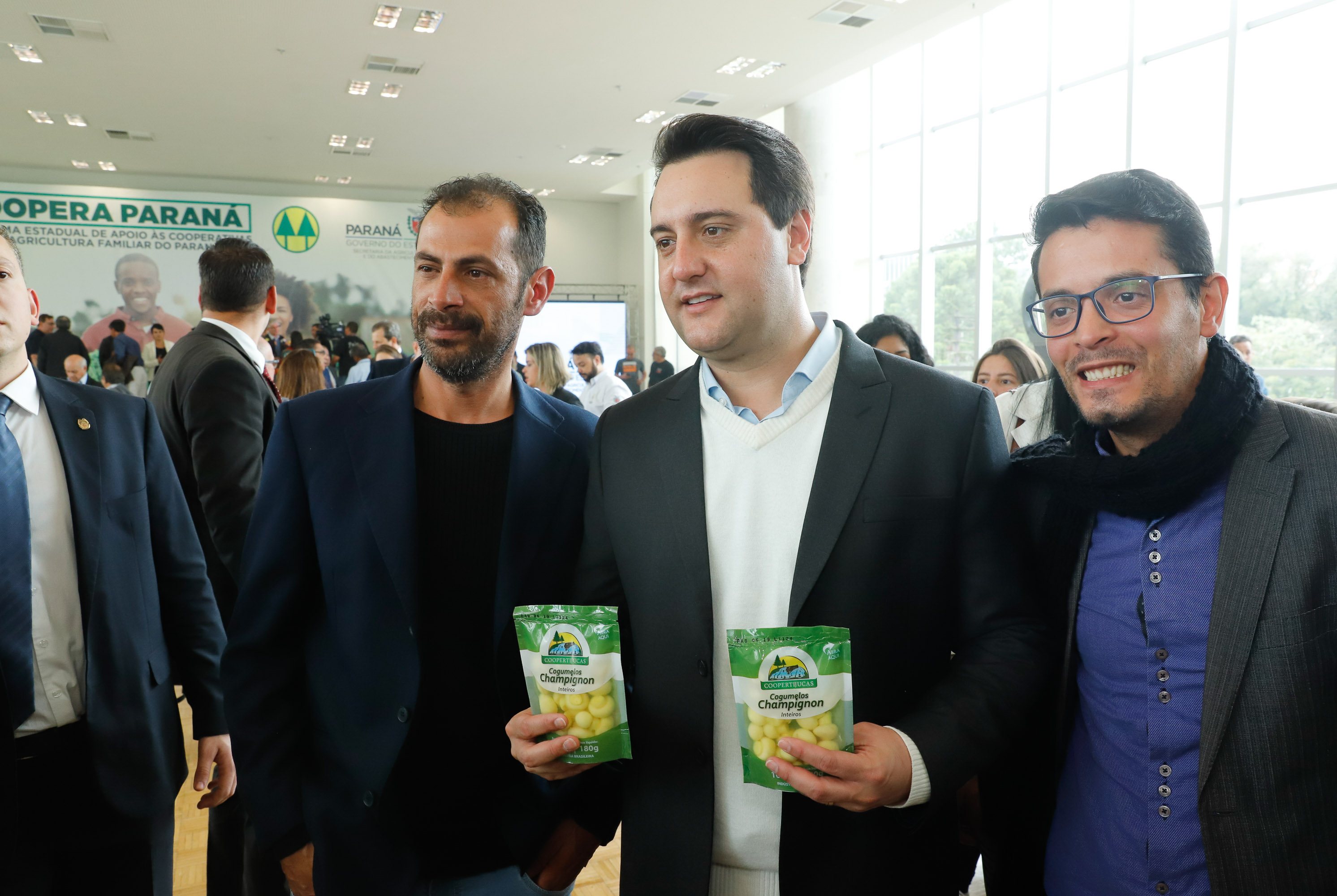 O governador Carlos Massa Ratinho Junior lançou nesta terça-feira (3), no Palácio Iguaçu, o Programa de Apoio ao Cooperativismo da Agricultura Familiar no Paraná - Coopera Paraná