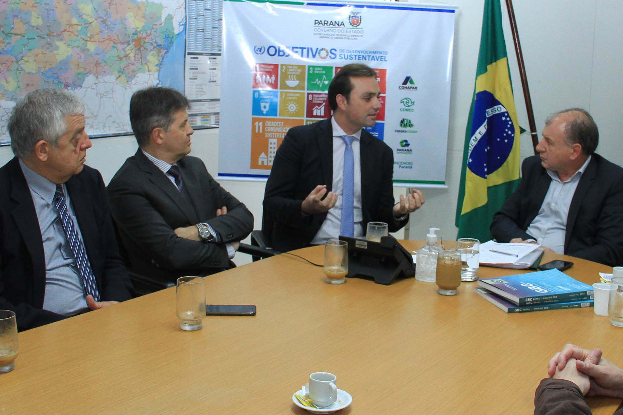 O Governo do Estado deu início nesta terça-feira (03) a mais um projeto inovador. O secretário do Desenvolvimento Urbano e de Obras Pública, João Carlos Ortega, assinou Memorando de Entendimento entre o Paranacidade, o Green Building Council Brasil (GBC BR) e a Fomento Paraná  para transformar as escolas municipais de todo o Estado em geradoras de energia elétrica fotovoltaica e qualificá-las para alcançar a condição de consumo zero de energia de origem externa. Foto: Divulgação/SEDU