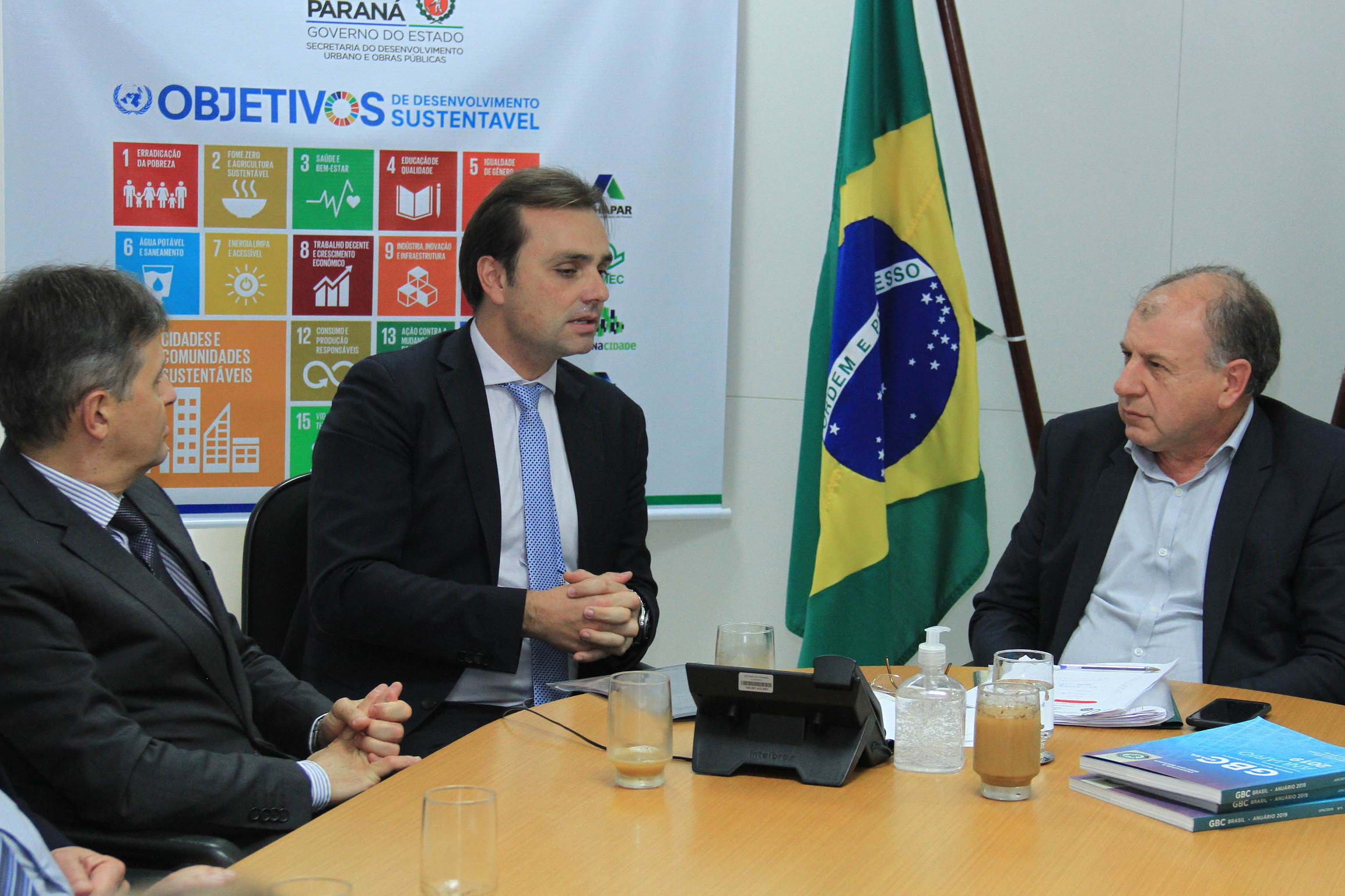 O Governo do Estado deu início nesta terça-feira (03) a mais um projeto inovador. O secretário do Desenvolvimento Urbano e de Obras Pública, João Carlos Ortega, assinou Memorando de Entendimento entre o Paranacidade, o Green Building Council Brasil (GBC BR) e a Fomento Paraná  para transformar as escolas municipais de todo o Estado em geradoras de energia elétrica fotovoltaica e qualificá-las para alcançar a condição de consumo zero de energia de origem externa. Foto: Divulgação/SEDU