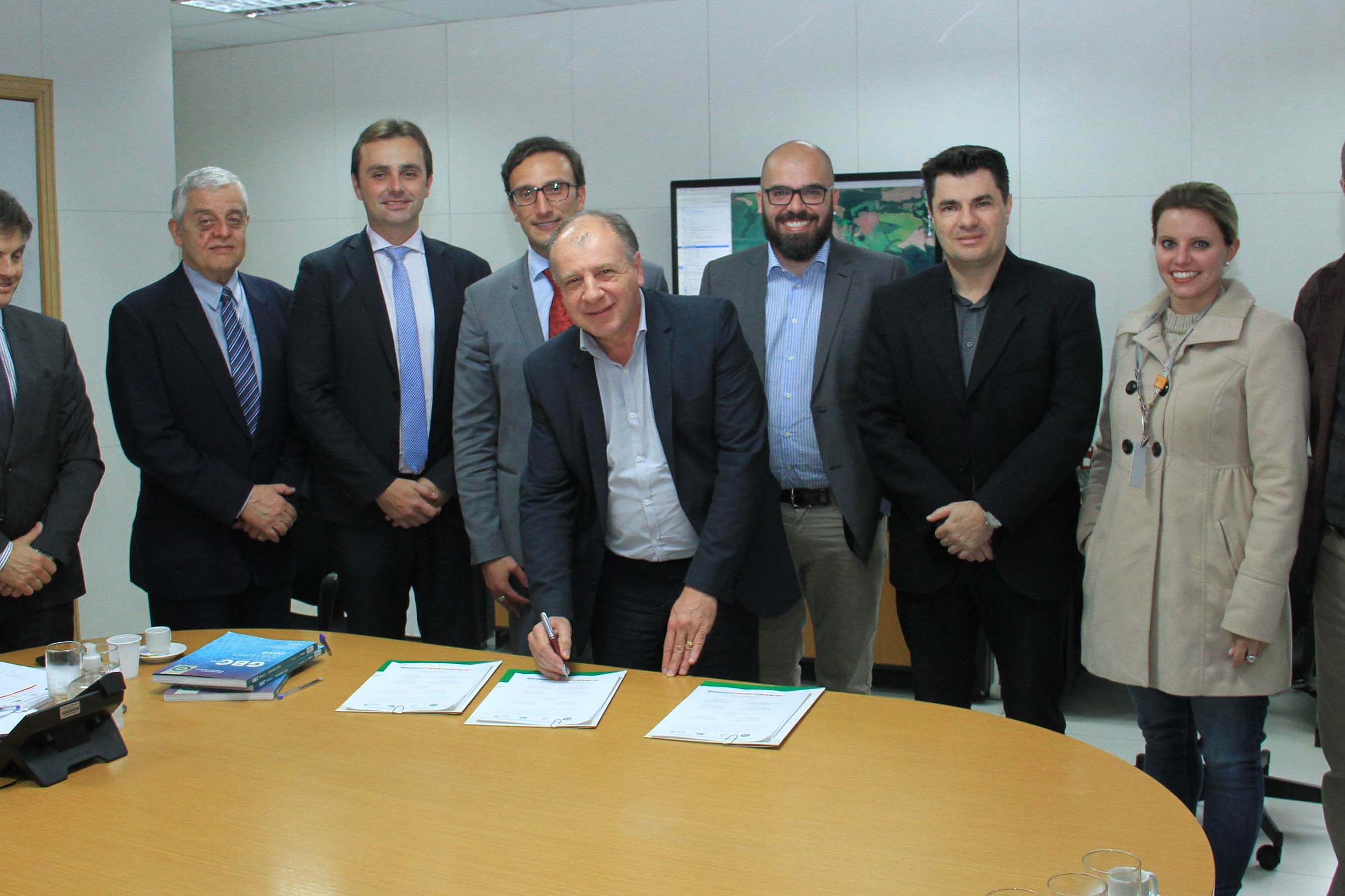 O Governo do Estado deu início nesta terça-feira (03) a mais um projeto inovador. O secretário do Desenvolvimento Urbano e de Obras Pública, João Carlos Ortega, assinou Memorando de Entendimento entre o Paranacidade, o Green Building Council Brasil (GBC BR) e a Fomento Paraná  para transformar as escolas municipais de todo o Estado em geradoras de energia elétrica fotovoltaica e qualificá-las para alcançar a condição de consumo zero de energia de origem externa. Foto: Divulgação/SEDU