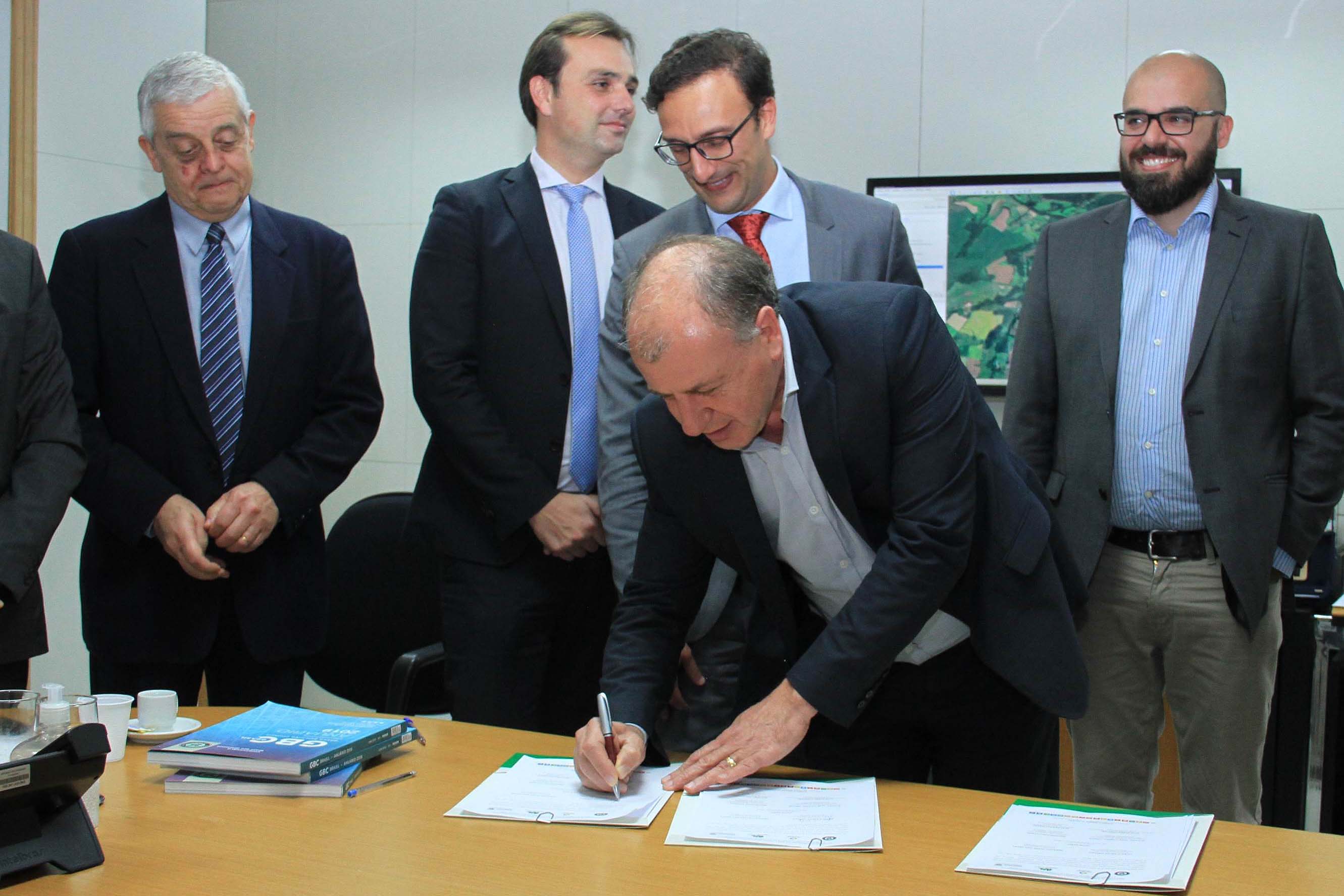 O Governo do Estado deu início nesta terça-feira (03) a mais um projeto inovador. O secretário do Desenvolvimento Urbano e de Obras Pública, João Carlos Ortega, assinou Memorando de Entendimento entre o Paranacidade, o Green Building Council Brasil (GBC BR) e a Fomento Paraná  para transformar as escolas municipais de todo o Estado em geradoras de energia elétrica fotovoltaica e qualificá-las para alcançar a condição de consumo zero de energia de origem externa. Foto: Divulgação/SEDU