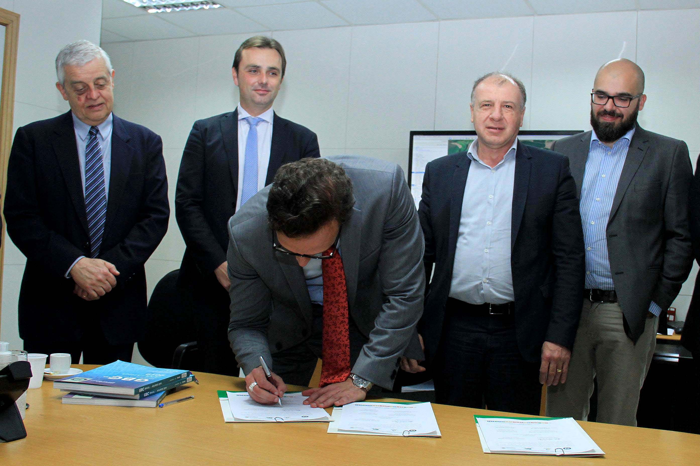 O Governo do Estado deu início nesta terça-feira (03) a mais um projeto inovador. O secretário do Desenvolvimento Urbano e de Obras Pública, João Carlos Ortega, assinou Memorando de Entendimento entre o Paranacidade, o Green Building Council Brasil (GBC BR) e a Fomento Paraná  para transformar as escolas municipais de todo o Estado em geradoras de energia elétrica fotovoltaica e qualificá-las para alcançar a condição de consumo zero de energia de origem externa. Foto: Divulgação/SEDU