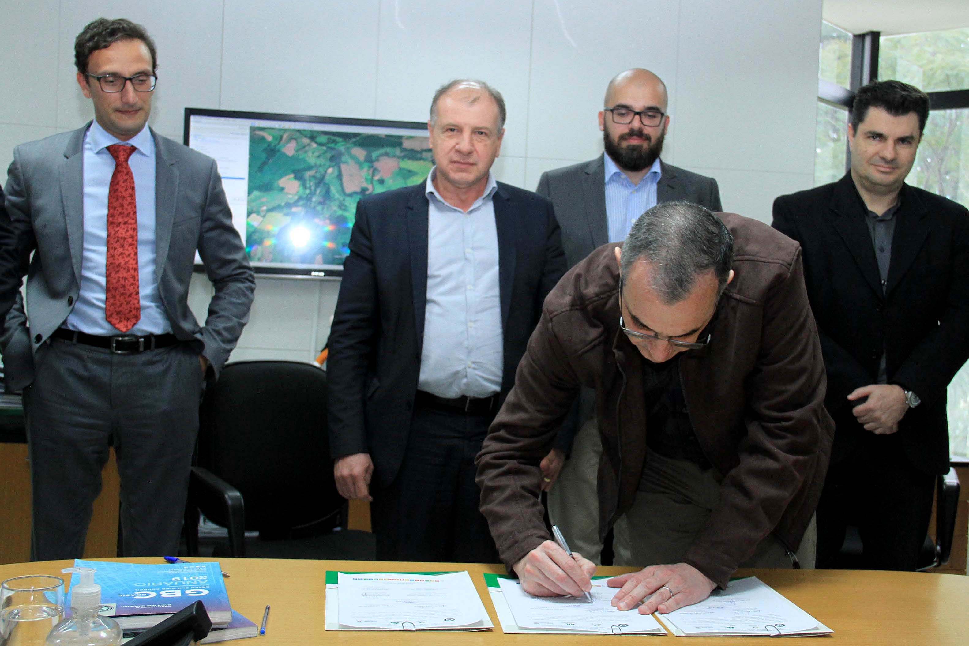 O Governo do Estado deu início nesta terça-feira (03) a mais um projeto inovador. O secretário do Desenvolvimento Urbano e de Obras Pública, João Carlos Ortega, assinou Memorando de Entendimento entre o Paranacidade, o Green Building Council Brasil (GBC BR) e a Fomento Paraná  para transformar as escolas municipais de todo o Estado em geradoras de energia elétrica fotovoltaica e qualificá-las para alcançar a condição de consumo zero de energia de origem externa. Foto: Divulgação/SEDU