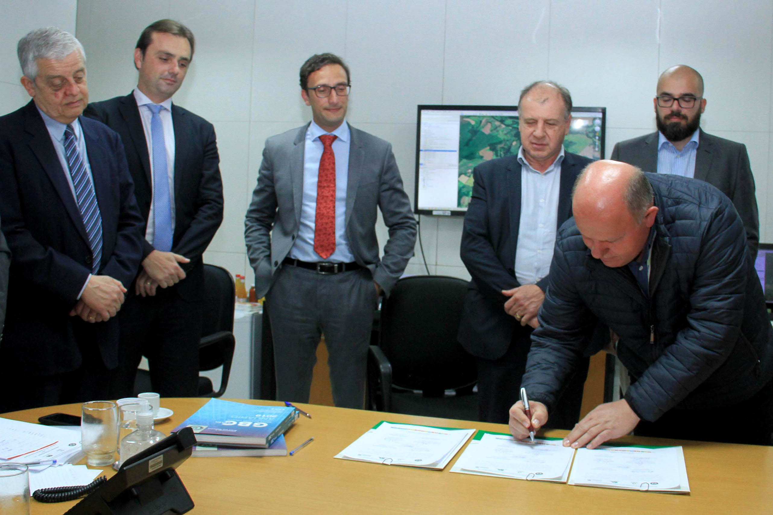 O Governo do Estado deu início nesta terça-feira (03) a mais um projeto inovador. O secretário do Desenvolvimento Urbano e de Obras Pública, João Carlos Ortega, assinou Memorando de Entendimento entre o Paranacidade, o Green Building Council Brasil (GBC BR) e a Fomento Paraná  para transformar as escolas municipais de todo o Estado em geradoras de energia elétrica fotovoltaica e qualificá-las para alcançar a condição de consumo zero de energia de origem externa. Foto: Divulgação/SEDU