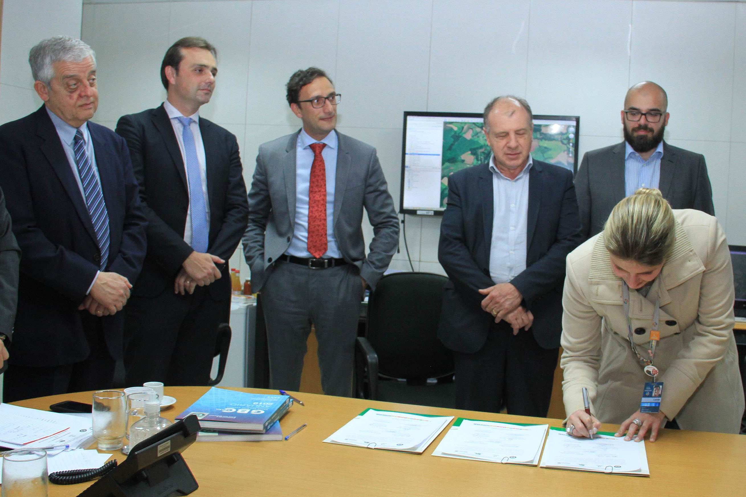 O Governo do Estado deu início nesta terça-feira (03) a mais um projeto inovador. O secretário do Desenvolvimento Urbano e de Obras Pública, João Carlos Ortega, assinou Memorando de Entendimento entre o Paranacidade, o Green Building Council Brasil (GBC BR) e a Fomento Paraná  para transformar as escolas municipais de todo o Estado em geradoras de energia elétrica fotovoltaica e qualificá-las para alcançar a condição de consumo zero de energia de origem externa. Foto: Divulgação/SEDU