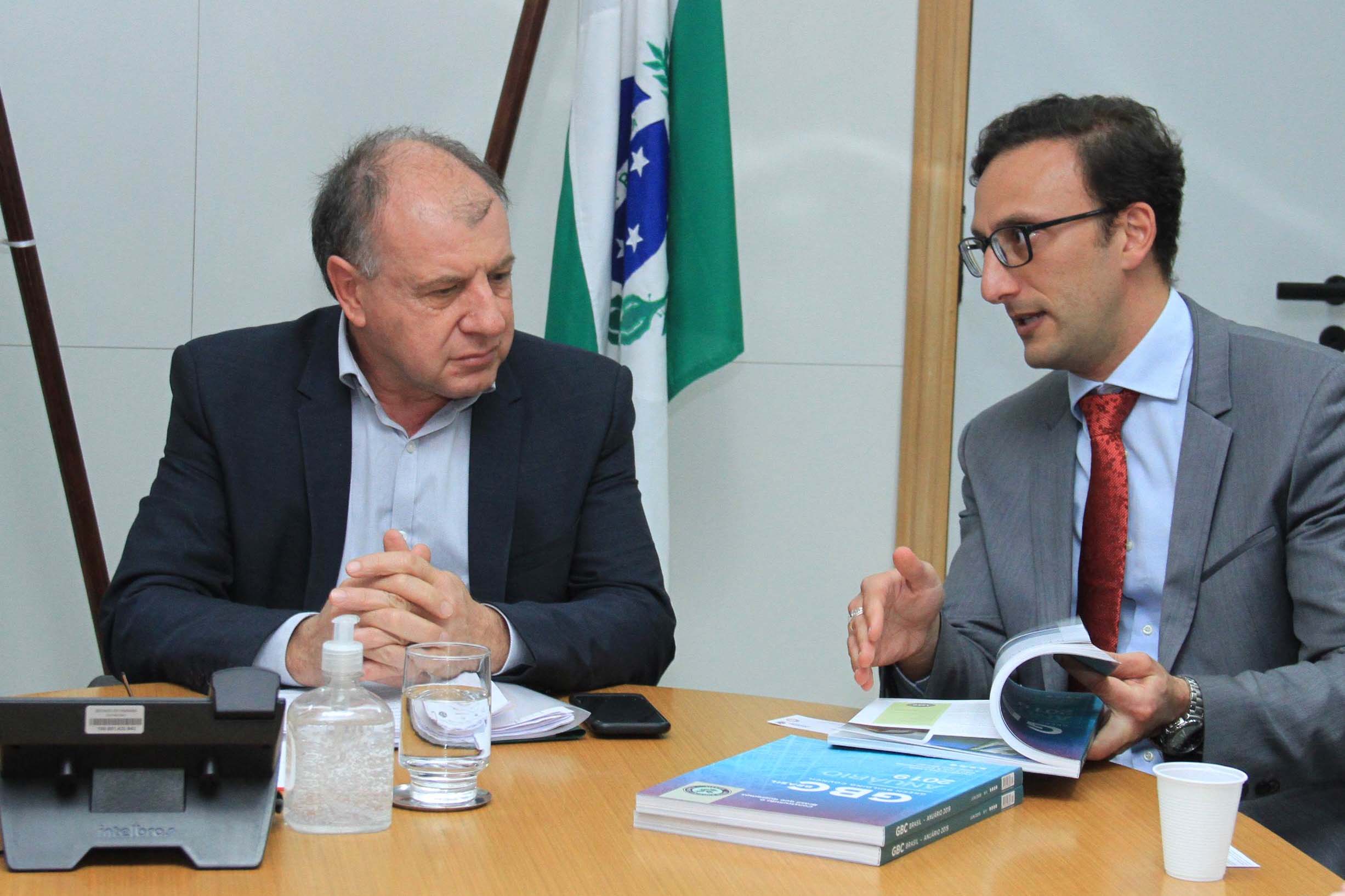 O Governo do Estado deu início nesta terça-feira (03) a mais um projeto inovador. O secretário do Desenvolvimento Urbano e de Obras Pública, João Carlos Ortega, assinou Memorando de Entendimento entre o Paranacidade, o Green Building Council Brasil (GBC BR) e a Fomento Paraná  para transformar as escolas municipais de todo o Estado em geradoras de energia elétrica fotovoltaica e qualificá-las para alcançar a condição de consumo zero de energia de origem externa. Foto: Divulgação/SEDU