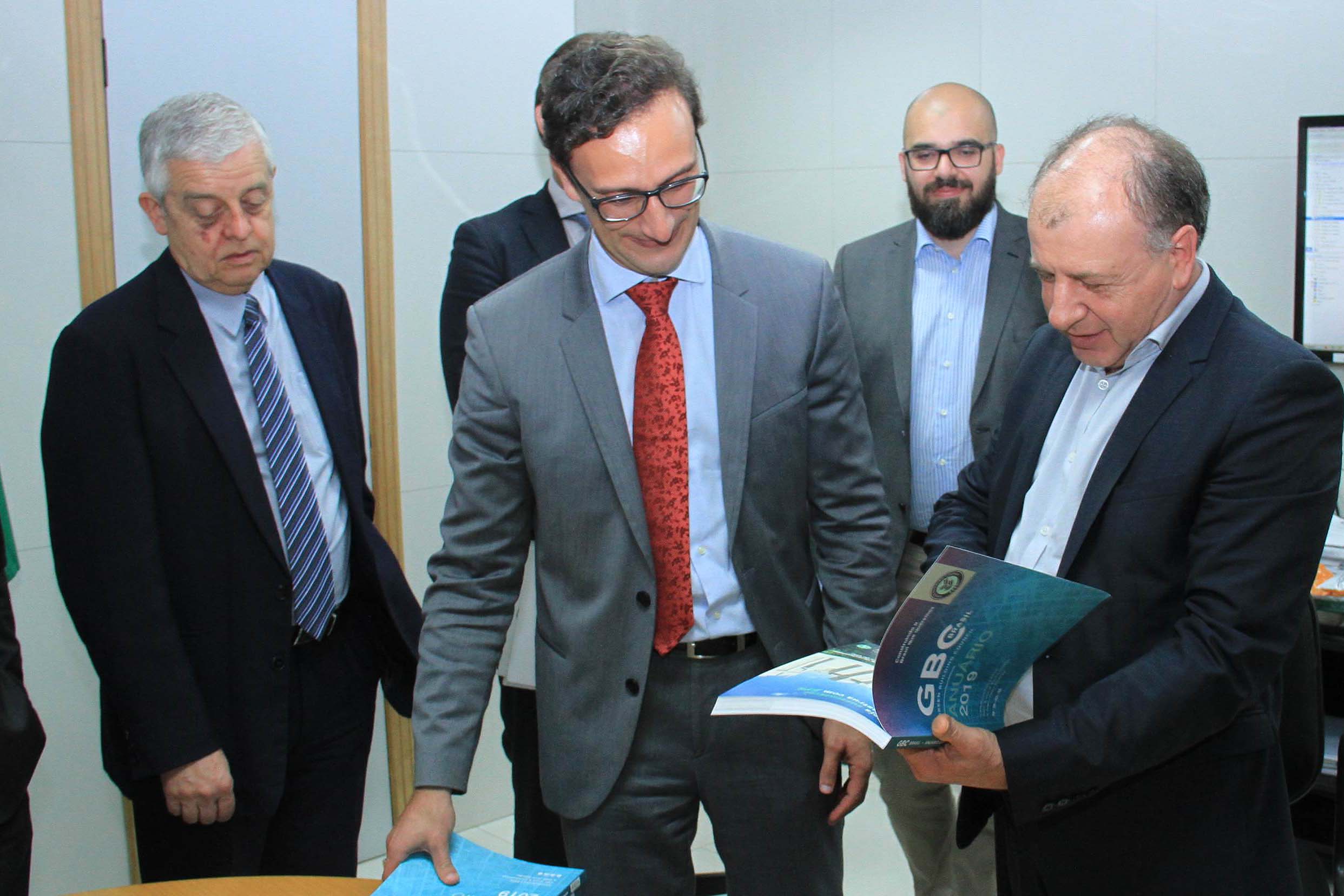 O Governo do Estado deu início nesta terça-feira (03) a mais um projeto inovador. O secretário do Desenvolvimento Urbano e de Obras Pública, João Carlos Ortega, assinou Memorando de Entendimento entre o Paranacidade, o Green Building Council Brasil (GBC BR) e a Fomento Paraná  para transformar as escolas municipais de todo o Estado em geradoras de energia elétrica fotovoltaica e qualificá-las para alcançar a condição de consumo zero de energia de origem externa. Foto: Divulgação/SEDU