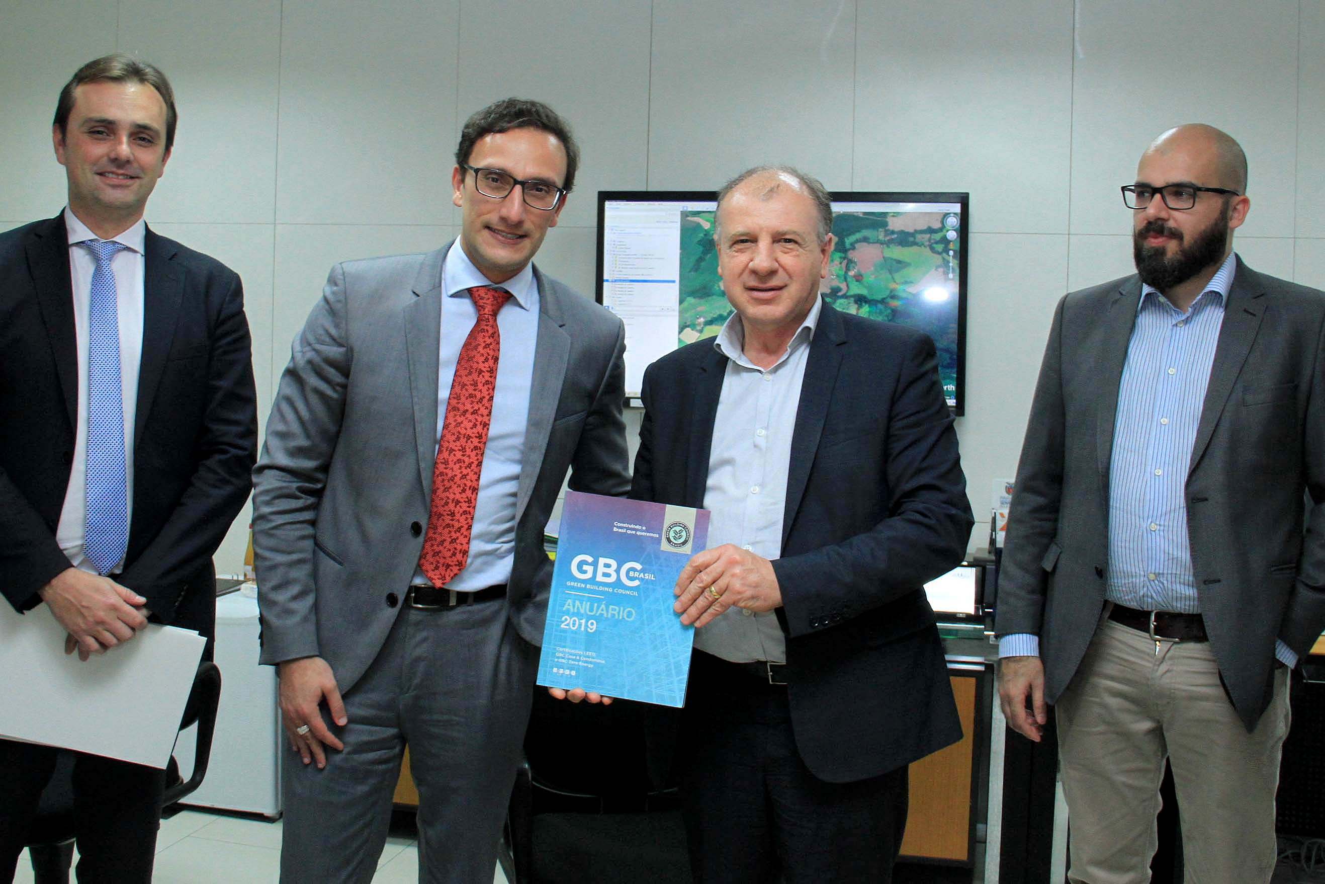 O Governo do Estado deu início nesta terça-feira (03) a mais um projeto inovador. O secretário do Desenvolvimento Urbano e de Obras Pública, João Carlos Ortega, assinou Memorando de Entendimento entre o Paranacidade, o Green Building Council Brasil (GBC BR) e a Fomento Paraná  para transformar as escolas municipais de todo o Estado em geradoras de energia elétrica fotovoltaica e qualificá-las para alcançar a condição de consumo zero de energia de origem externa. Foto: Divulgação/SEDU