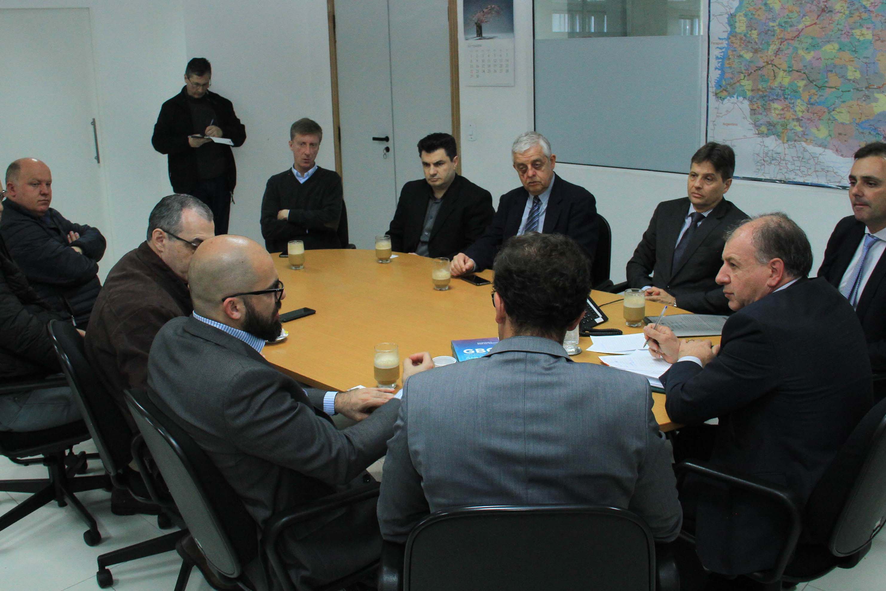 O Governo do Estado deu início nesta terça-feira (03) a mais um projeto inovador. O secretário do Desenvolvimento Urbano e de Obras Pública, João Carlos Ortega, assinou Memorando de Entendimento entre o Paranacidade, o Green Building Council Brasil (GBC BR) e a Fomento Paraná  para transformar as escolas municipais de todo o Estado em geradoras de energia elétrica fotovoltaica e qualificá-las para alcançar a condição de consumo zero de energia de origem externa. Foto: Divulgação/SEDU