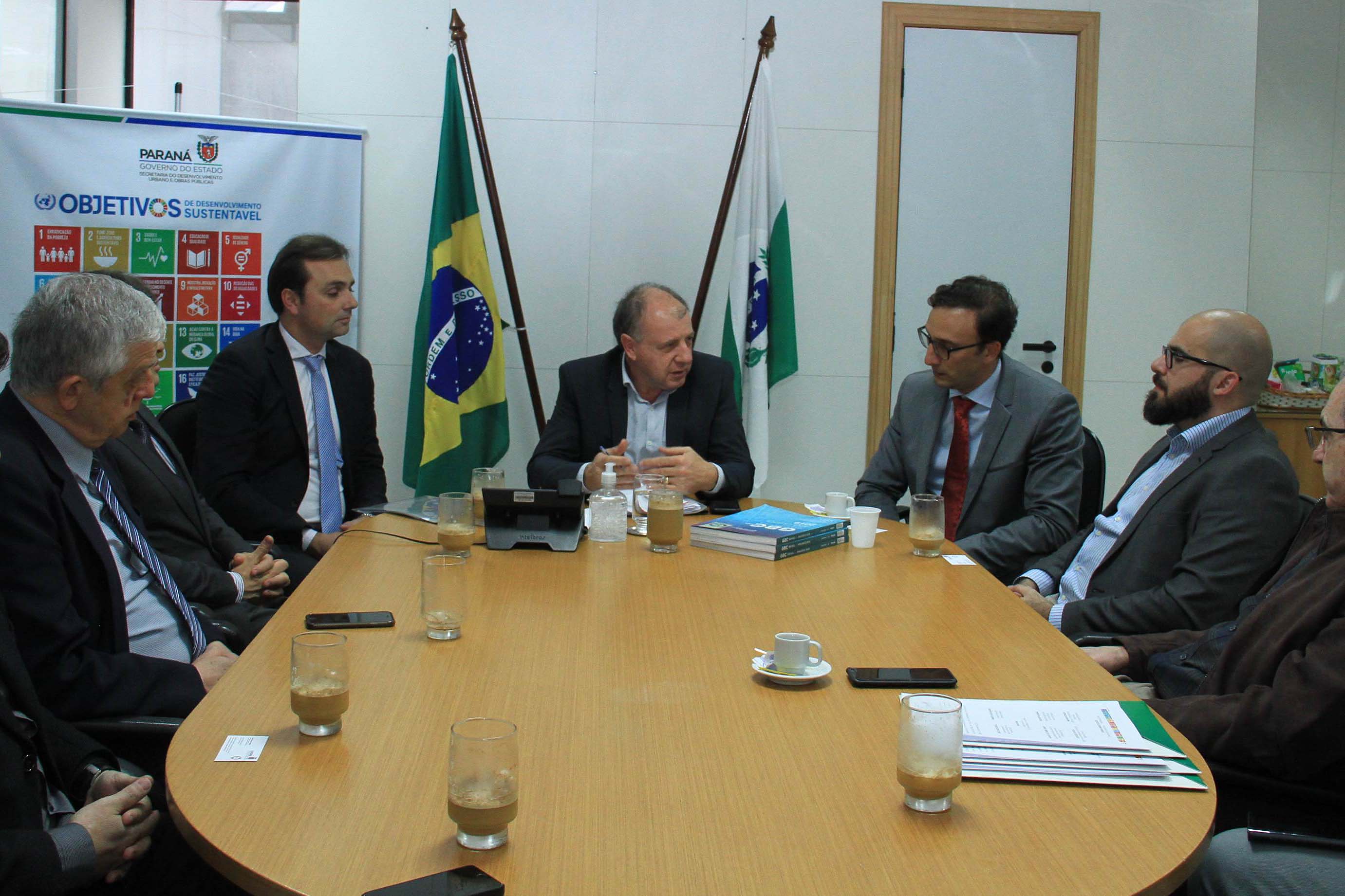 O Governo do Estado deu início nesta terça-feira (03) a mais um projeto inovador. O secretário do Desenvolvimento Urbano e de Obras Pública, João Carlos Ortega, assinou Memorando de Entendimento entre o Paranacidade, o Green Building Council Brasil (GBC BR) e a Fomento Paraná  para transformar as escolas municipais de todo o Estado em geradoras de energia elétrica fotovoltaica e qualificá-las para alcançar a condição de consumo zero de energia de origem externa. Foto: Divulgação/SEDU