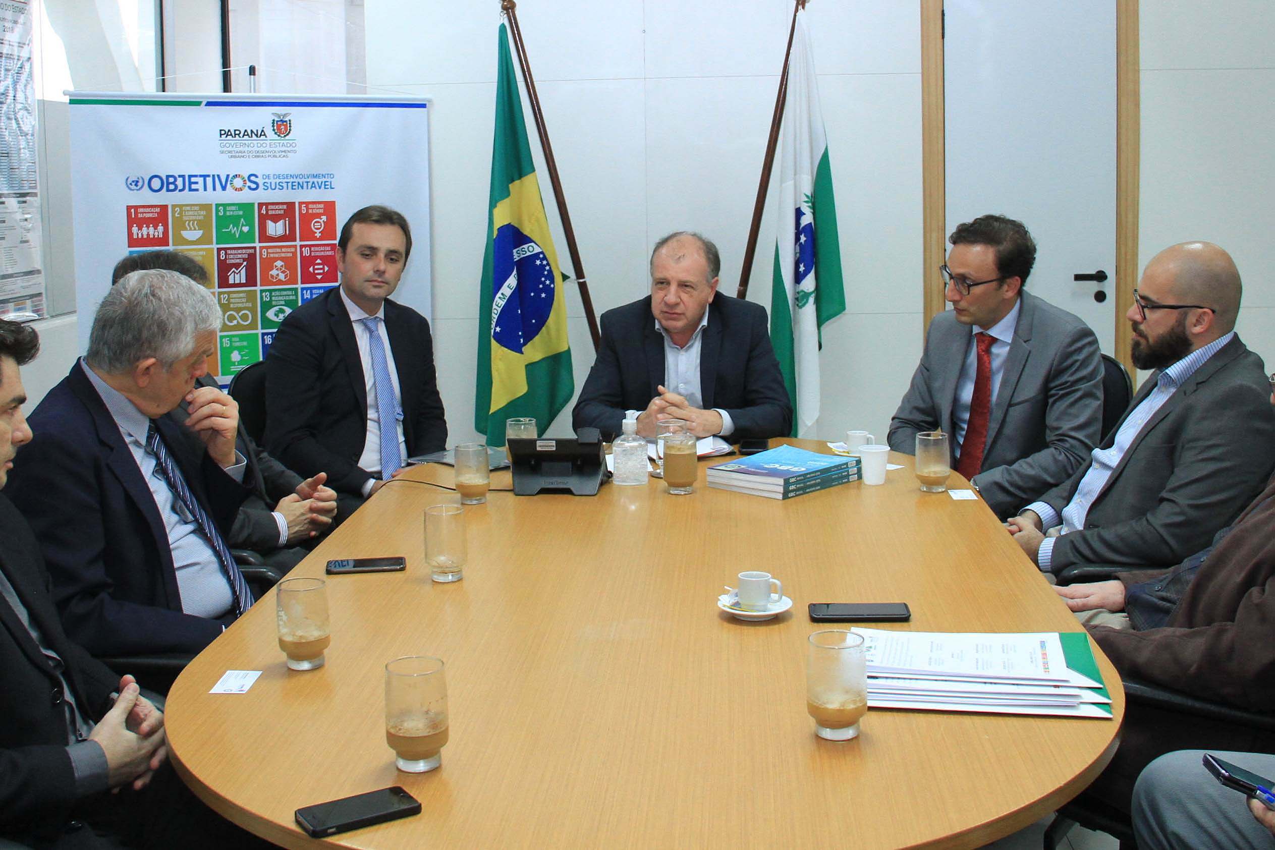 O Governo do Estado deu início nesta terça-feira (03) a mais um projeto inovador. O secretário do Desenvolvimento Urbano e de Obras Pública, João Carlos Ortega, assinou Memorando de Entendimento entre o Paranacidade, o Green Building Council Brasil (GBC BR) e a Fomento Paraná  para transformar as escolas municipais de todo o Estado em geradoras de energia elétrica fotovoltaica e qualificá-las para alcançar a condição de consumo zero de energia de origem externa. Foto: Divulgação/SEDU