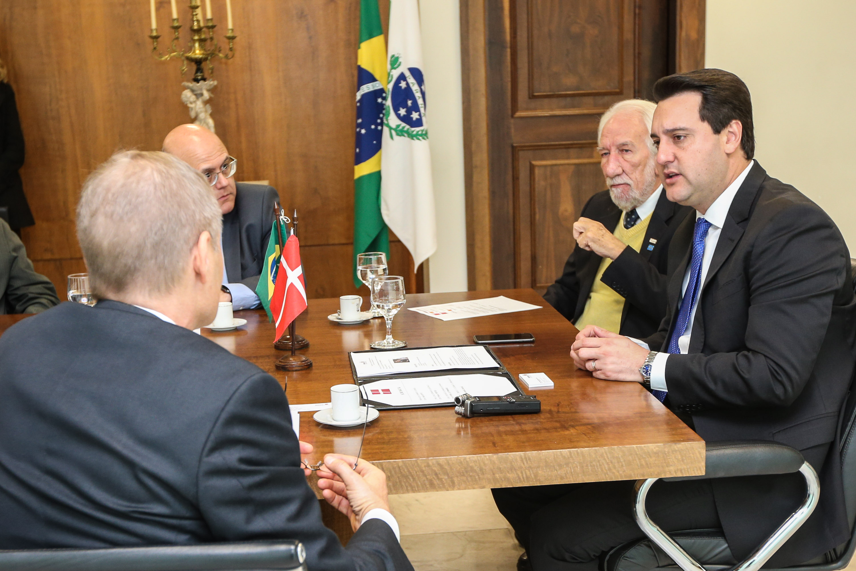 O governador Carlos Massa Ratinho Junior recebe nesta quarta-feira (04) o embaixador da Dinamarca no Brasil, Nicolai Prytz no Palácio Iguaçu acompanhado do vice-governador Darci Piani.   03/09/2019 - Foto: Geraldo Bubniak/AEN
