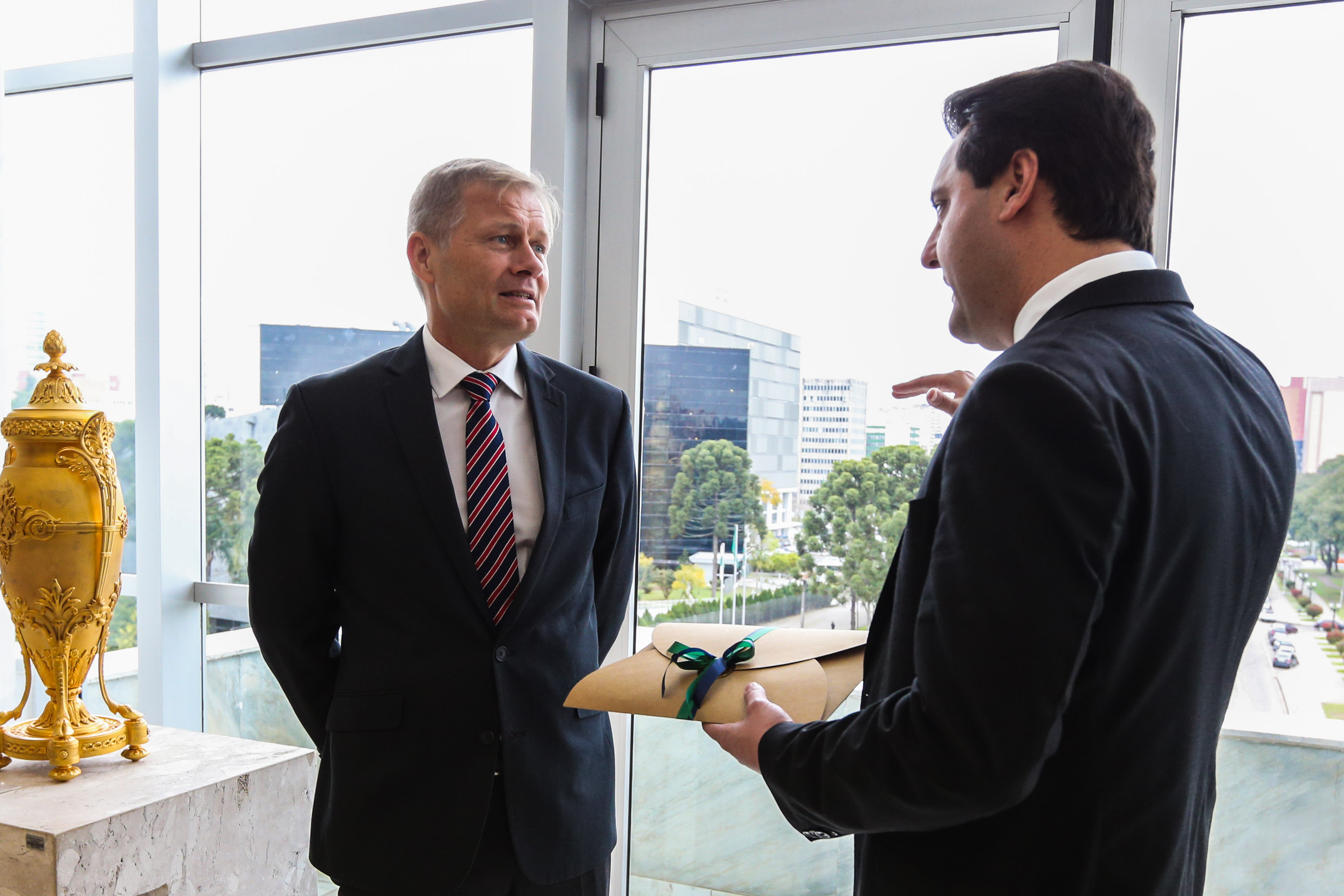O governador Carlos Massa Ratinho Junior recebe nesta quarta-feira (04) o embaixador da Dinamarca no Brasil, Nicolai Prytz no Palácio Iguaçu acompanhado do vice-governador Darci Piani.   03/09/2019 - Foto: Geraldo Bubniak/AEN