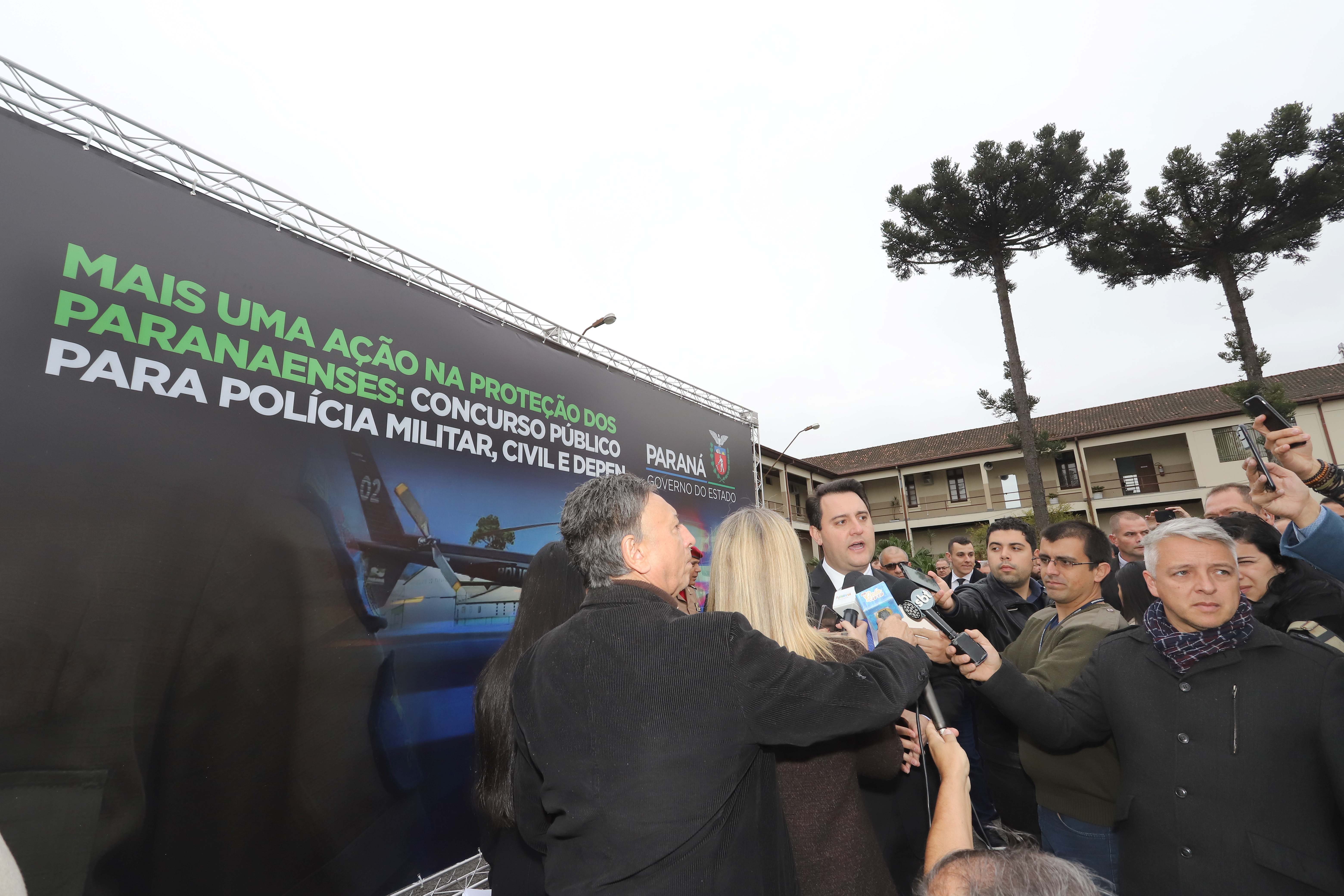 GOVERNADOR AUTORIZA CONCURSO PÚBLICO PARA POLÍCIA MILITAR, POLÍCIA CIVIL E DEPEN. O Governador Carlos Massa Ratinho Junior autoriza nesta quarta-feira (04) a realização de concurso público e contratação de profissionais para a Polícia Militar, Polícia Civil e Departamento Penitenciário (Depen). Participaram do evento: os secretários, de Segurança, cel. Romulo Marinho Soares; da Casa Civil, Guto Silva; comandante geral da PMPR, cel. Péricles de Matos; delegado geral da Polícia Civil do Paraná, Silvio Jacob Rockembach; Curitiba, 04-09-19.Foto: Arnaldo Alves / AEN