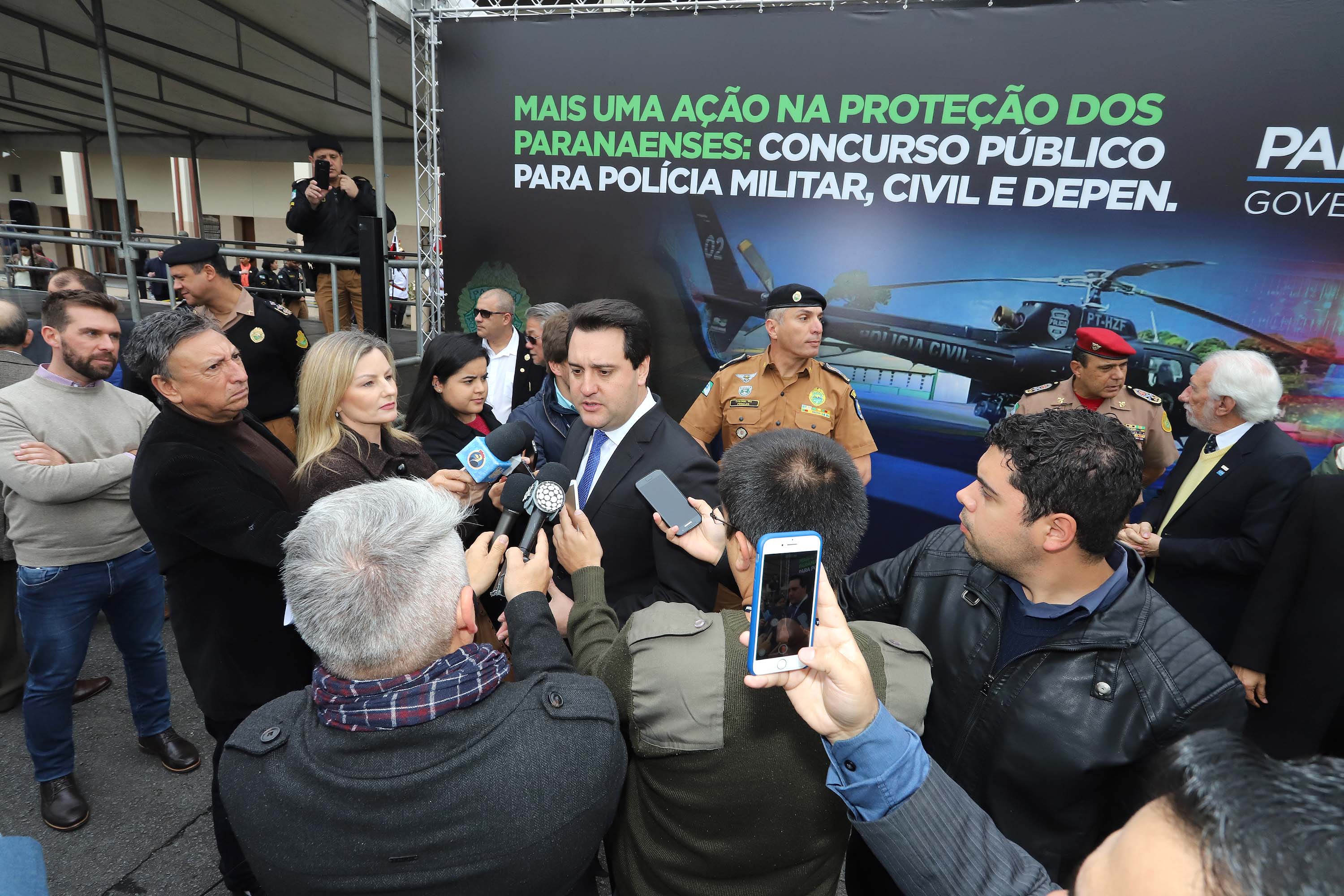 GOVERNADOR AUTORIZA CONCURSO PÚBLICO PARA POLÍCIA MILITAR, POLÍCIA CIVIL E DEPEN. O Governador Carlos Massa Ratinho Junior autoriza nesta quarta-feira (04) a realização de concurso público e contratação de profissionais para a Polícia Militar, Polícia Civil e Departamento Penitenciário (Depen). Participaram do evento: os secretários, de Segurança, cel. Romulo Marinho Soares; da Casa Civil, Guto Silva; comandante geral da PMPR, cel. Péricles de Matos; delegado geral da Polícia Civil do Paraná, Silvio Jacob Rockembach; Curitiba, 04-09-19.Foto: Arnaldo Alves / AEN