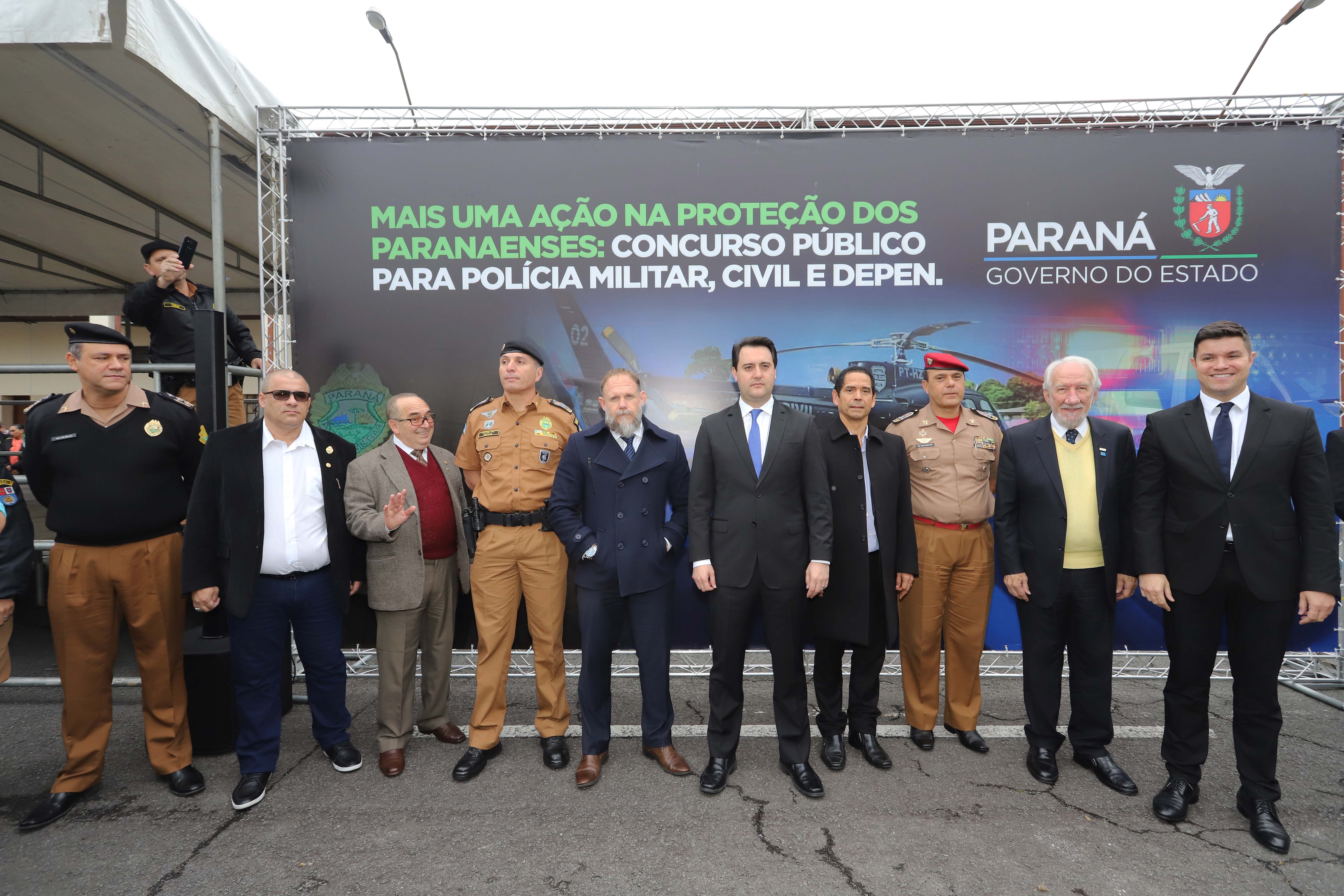 GOVERNADOR AUTORIZA CONCURSO PÚBLICO PARA POLÍCIA MILITAR, POLÍCIA CIVIL E DEPEN. O Governador Carlos Massa Ratinho Junior autoriza nesta quarta-feira (04) a realização de concurso público e contratação de profissionais para a Polícia Militar, Polícia Civil e Departamento Penitenciário (Depen). Participaram do evento: os secretários, de Segurança, cel. Romulo Marinho Soares; da Casa Civil, Guto Silva; comandante geral da PMPR, cel. Péricles de Matos; delegado geral da Polícia Civil do Paraná, Silvio Jacob Rockembach; Curitiba, 04-09-19.Foto: Arnaldo Alves / AEN