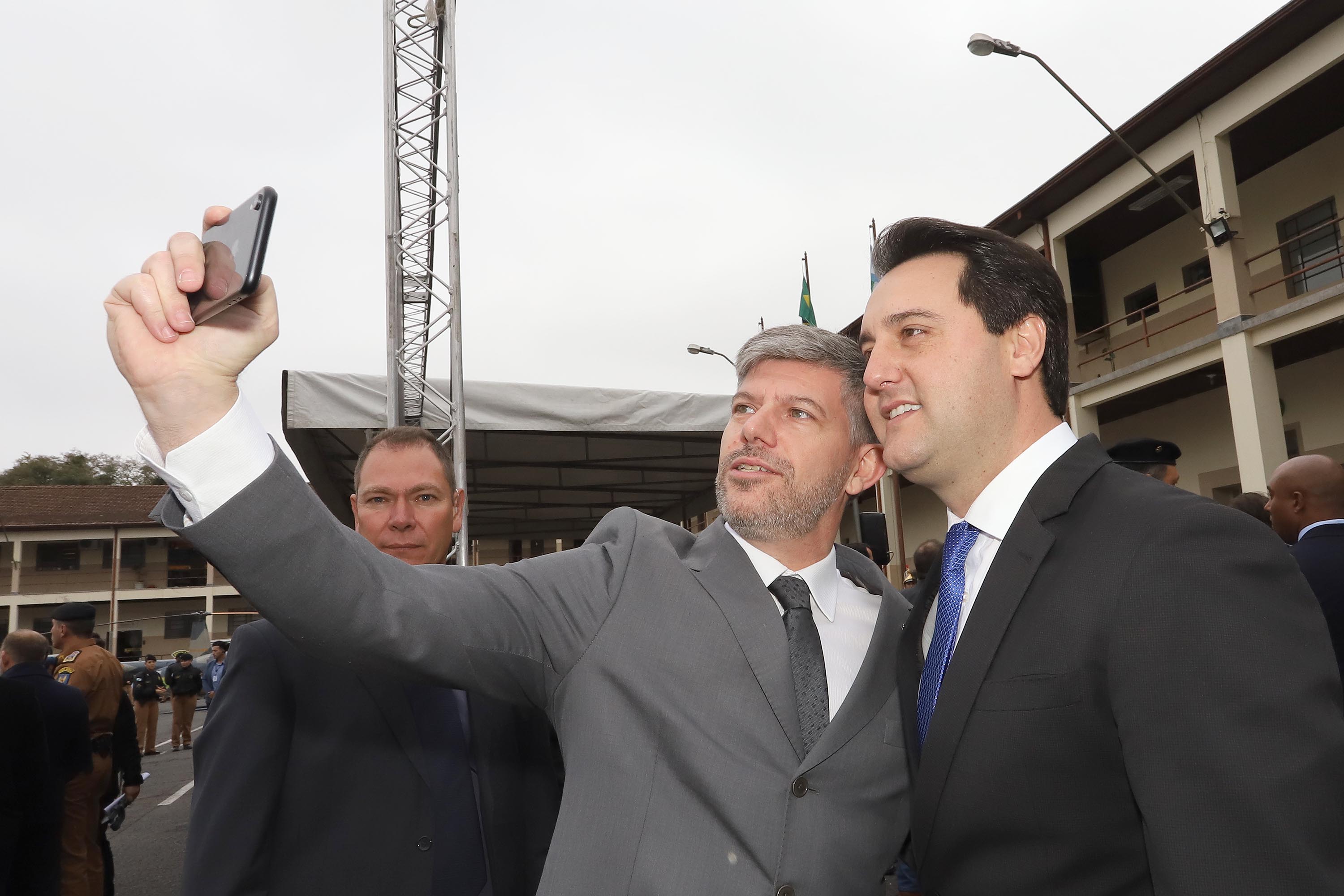 GOVERNADOR AUTORIZA CONCURSO PÚBLICO PARA POLÍCIA MILITAR, POLÍCIA CIVIL E DEPEN. O Governador Carlos Massa Ratinho Junior autoriza nesta quarta-feira (04) a realização de concurso público e contratação de profissionais para a Polícia Militar, Polícia Civil e Departamento Penitenciário (Depen). Participaram do evento: os secretários, de Segurança, cel. Romulo Marinho Soares; da Casa Civil, Guto Silva; comandante geral da PMPR, cel. Péricles de Matos; delegado geral da Polícia Civil do Paraná, Silvio Jacob Rockembach; Curitiba, 04-09-19.Foto: Arnaldo Alves / AEN