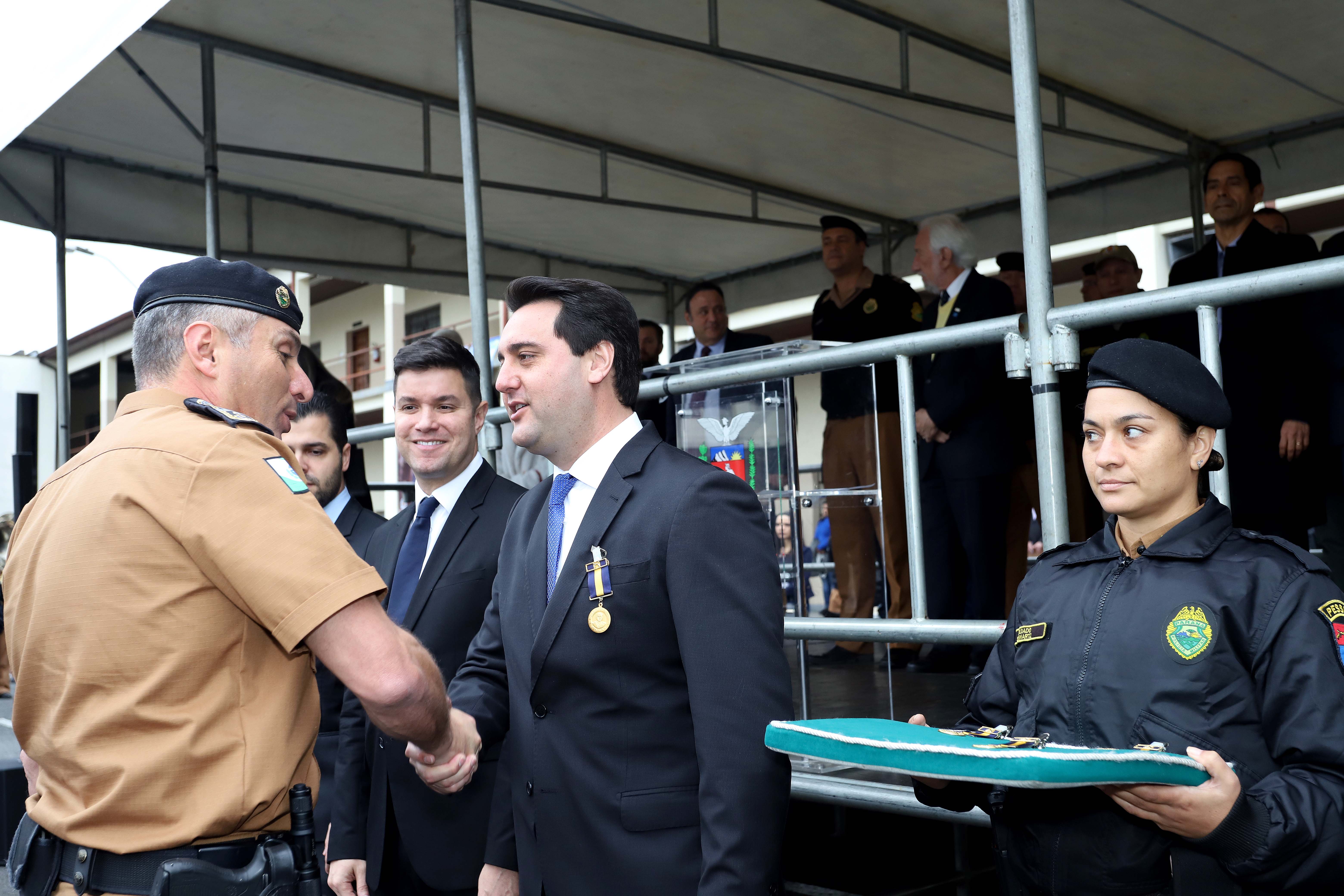 GOVERNADOR AUTORIZA CONCURSO PÚBLICO PARA POLÍCIA MILITAR, POLÍCIA CIVIL E DEPEN. O Governador Carlos Massa Ratinho Junior autoriza nesta quarta-feira (04) a realização de concurso público e contratação de profissionais para a Polícia Militar, Polícia Civil e Departamento Penitenciário (Depen). Participaram do evento: os secretários, de Segurança, cel. Romulo Marinho Soares; da Casa Civil, Guto Silva; comandante geral da PMPR, cel. Péricles de Matos; delegado geral da Polícia Civil do Paraná, Silvio Jacob Rockembach; Curitiba, 04-09-19.Foto: Arnaldo Alves / AEN
