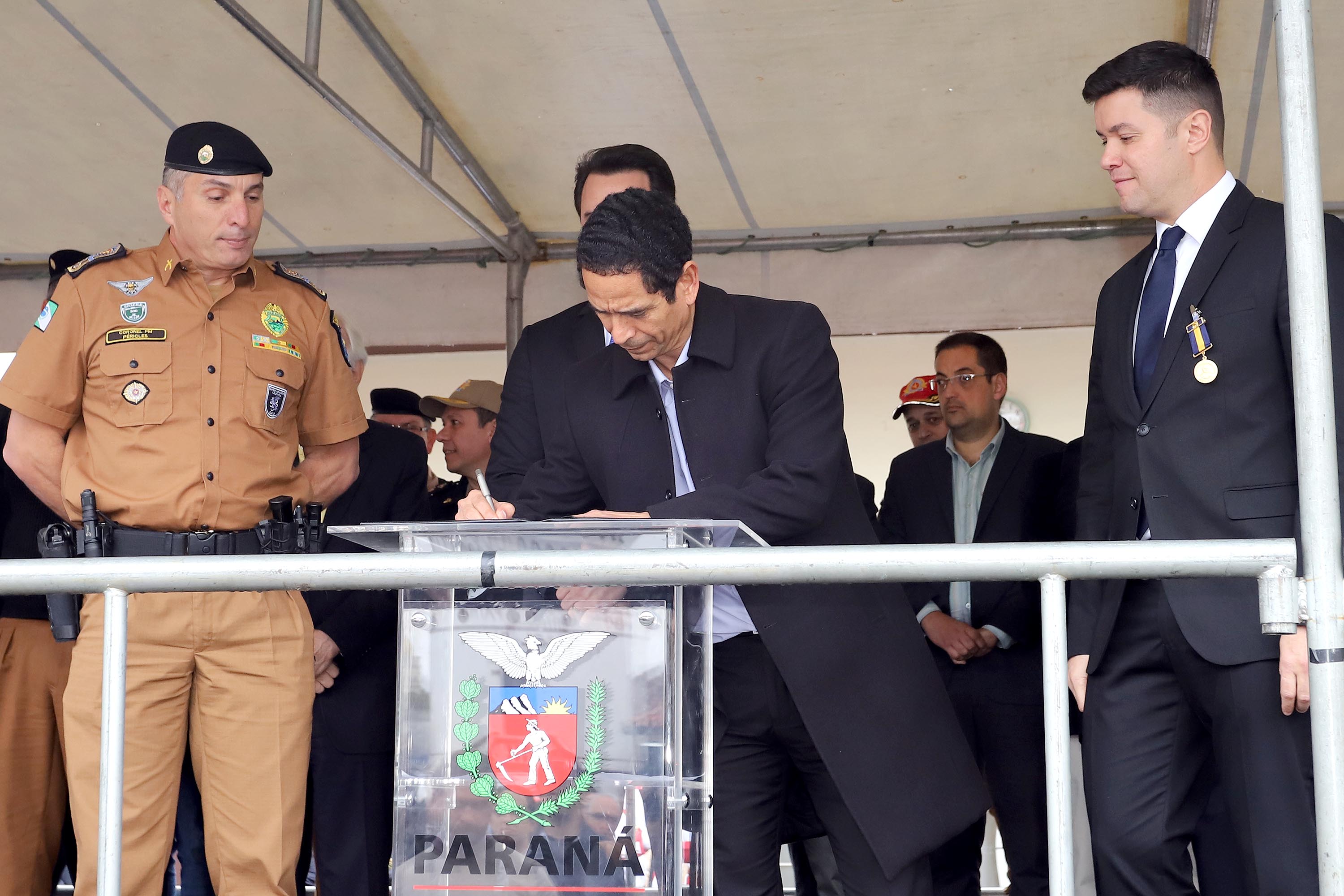 GOVERNADOR AUTORIZA CONCURSO PÚBLICO PARA POLÍCIA MILITAR, POLÍCIA CIVIL E DEPEN. O Governador Carlos Massa Ratinho Junior autoriza nesta quarta-feira (04) a realização de concurso público e contratação de profissionais para a Polícia Militar, Polícia Civil e Departamento Penitenciário (Depen). Participaram do evento: os secretários, de Segurança, cel. Romulo Marinho Soares; da Casa Civil, Guto Silva; comandante geral da PMPR, cel. Péricles de Matos; delegado geral da Polícia Civil do Paraná, Silvio Jacob Rockembach; Curitiba, 04-09-19.Foto: Arnaldo Alves / AEN