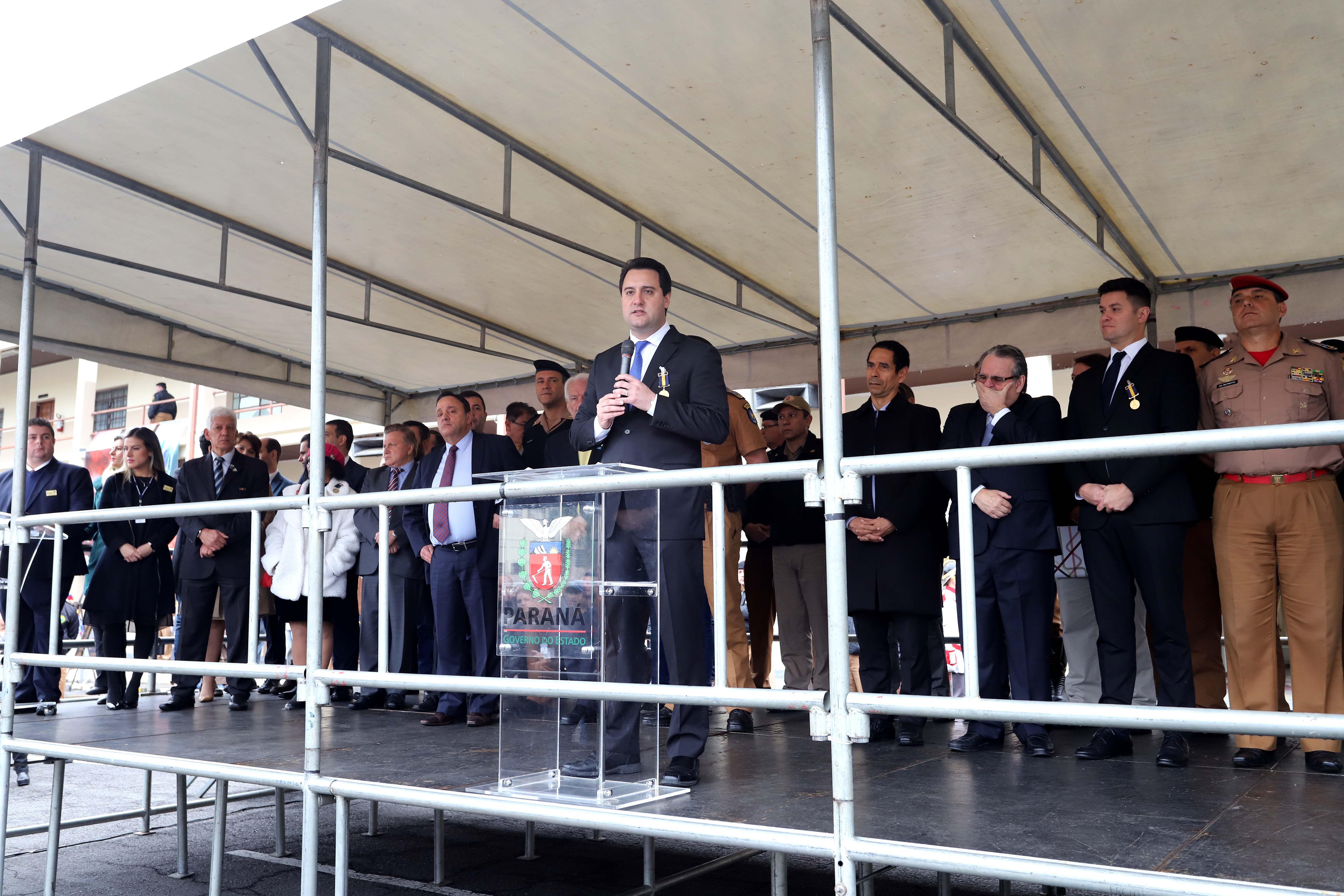 GOVERNADOR AUTORIZA CONCURSO PÚBLICO PARA POLÍCIA MILITAR, POLÍCIA CIVIL E DEPEN. O Governador Carlos Massa Ratinho Junior autoriza nesta quarta-feira (04) a realização de concurso público e contratação de profissionais para a Polícia Militar, Polícia Civil e Departamento Penitenciário (Depen). Participaram do evento: os secretários, de Segurança, cel. Romulo Marinho Soares; da Casa Civil, Guto Silva; comandante geral da PMPR, cel. Péricles de Matos; delegado geral da Polícia Civil do Paraná, Silvio Jacob Rockembach; Curitiba, 04-09-19.Foto: Arnaldo Alves / AEN