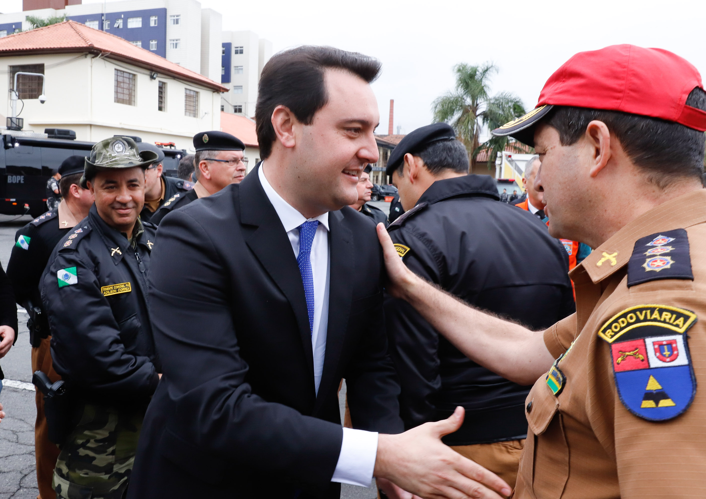 O governador Carlos Massa Ratinho Junior autorizou nesta quarta-feira (4) os concursos públicos para contratação de 2,4 mil militares estaduais. São 2 mil policiais e 400 bombeiros. Além disso, o Estado vai selecionar 50 delegados, 300 investigadores e 50 papiloscopistas para a Polícia Civil. Também foram abertas 238 vagas para agentes de cadeia para complementar o quadro do Departamento Penitenciário (Depen).