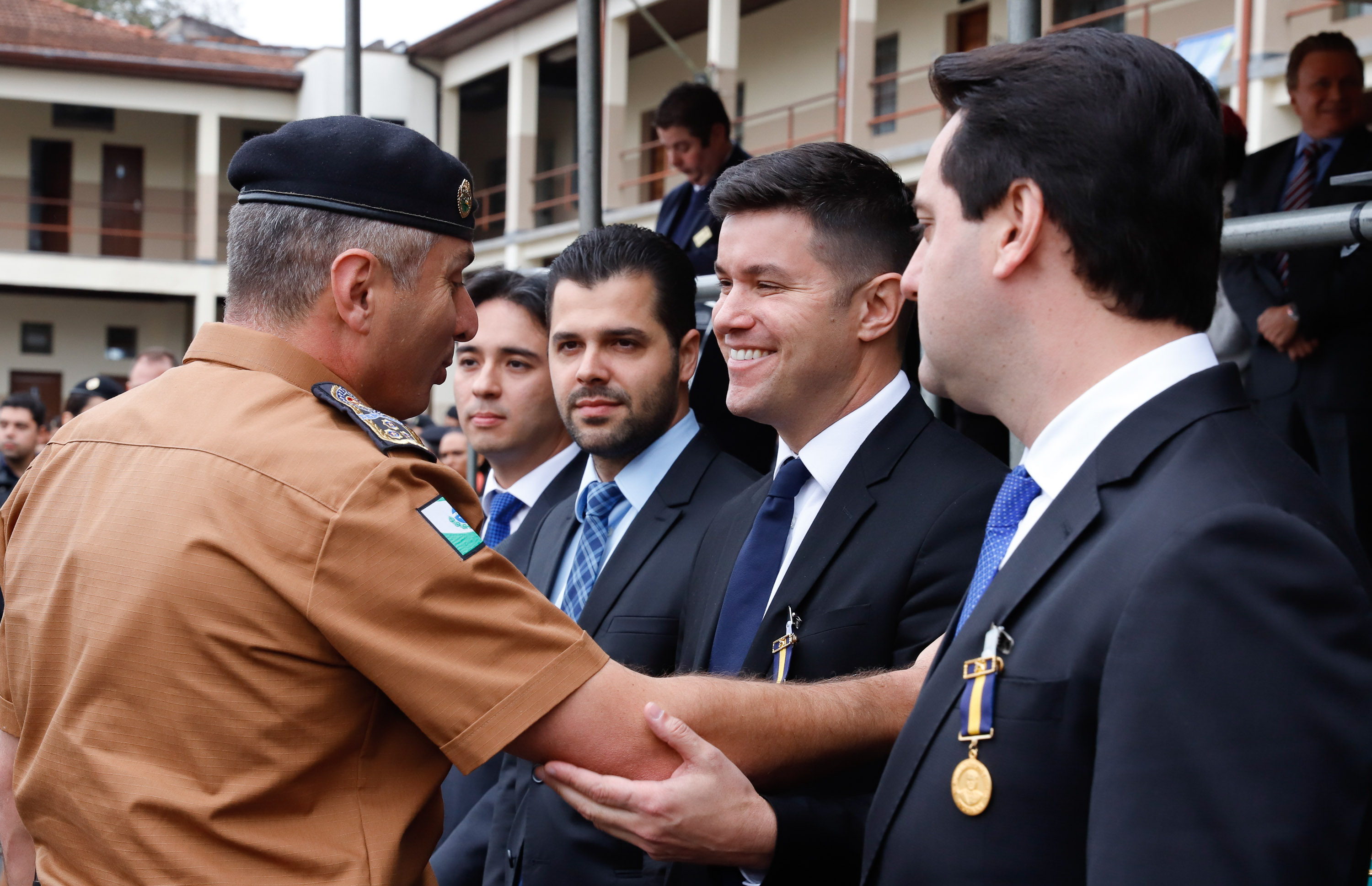 O governador Carlos Massa Ratinho Junior autorizou nesta quarta-feira (4) os concursos públicos para contratação de 2,4 mil militares estaduais. São 2 mil policiais e 400 bombeiros. Além disso, o Estado vai selecionar 50 delegados, 300 investigadores e 50 papiloscopistas para a Polícia Civil. Também foram abertas 238 vagas para agentes de cadeia para complementar o quadro do Departamento Penitenciário (Depen).