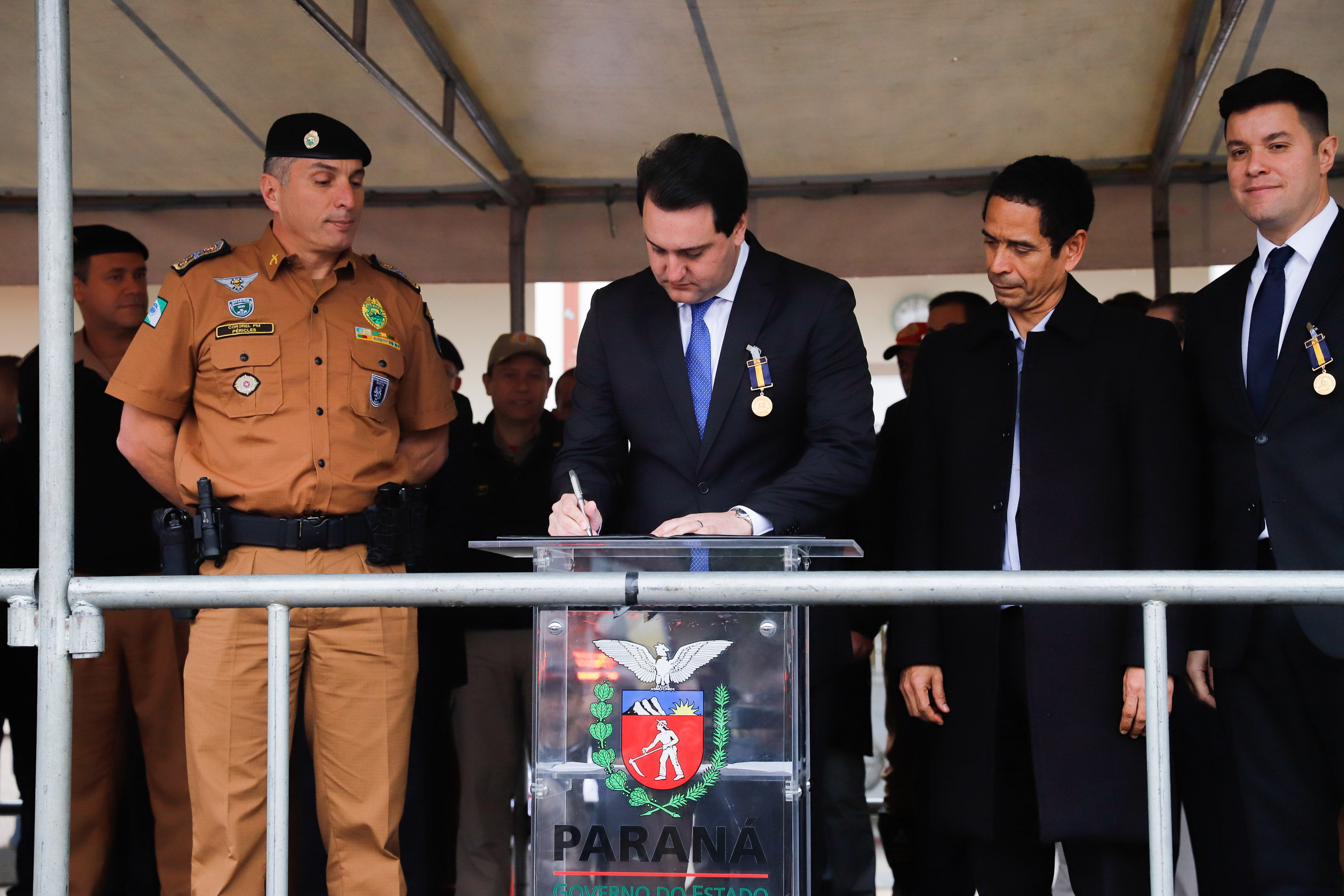 O governador Carlos Massa Ratinho Junior autorizou nesta quarta-feira (4) os concursos públicos para contratação de 2,4 mil militares estaduais. São 2 mil policiais e 400 bombeiros. Além disso, o Estado vai selecionar 50 delegados, 300 investigadores e 50 papiloscopistas para a Polícia Civil. Também foram abertas 238 vagas para agentes de cadeia para complementar o quadro do Departamento Penitenciário (Depen).