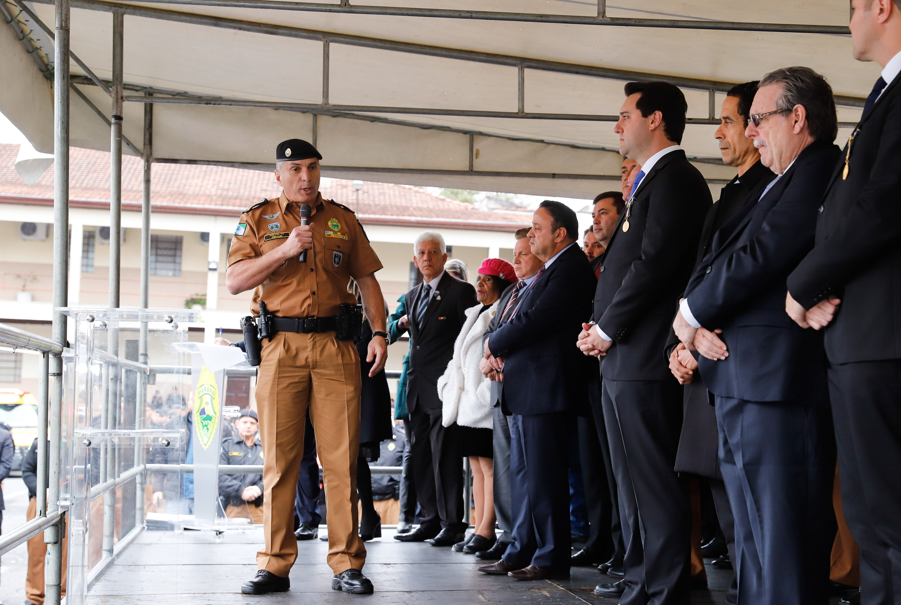 O governador Carlos Massa Ratinho Junior autorizou nesta quarta-feira (4) os concursos públicos para contratação de 2,4 mil militares estaduais. São 2 mil policiais e 400 bombeiros. Além disso, o Estado vai selecionar 50 delegados, 300 investigadores e 50 papiloscopistas para a Polícia Civil. Também foram abertas 238 vagas para agentes de cadeia para complementar o quadro do Departamento Penitenciário (Depen).
