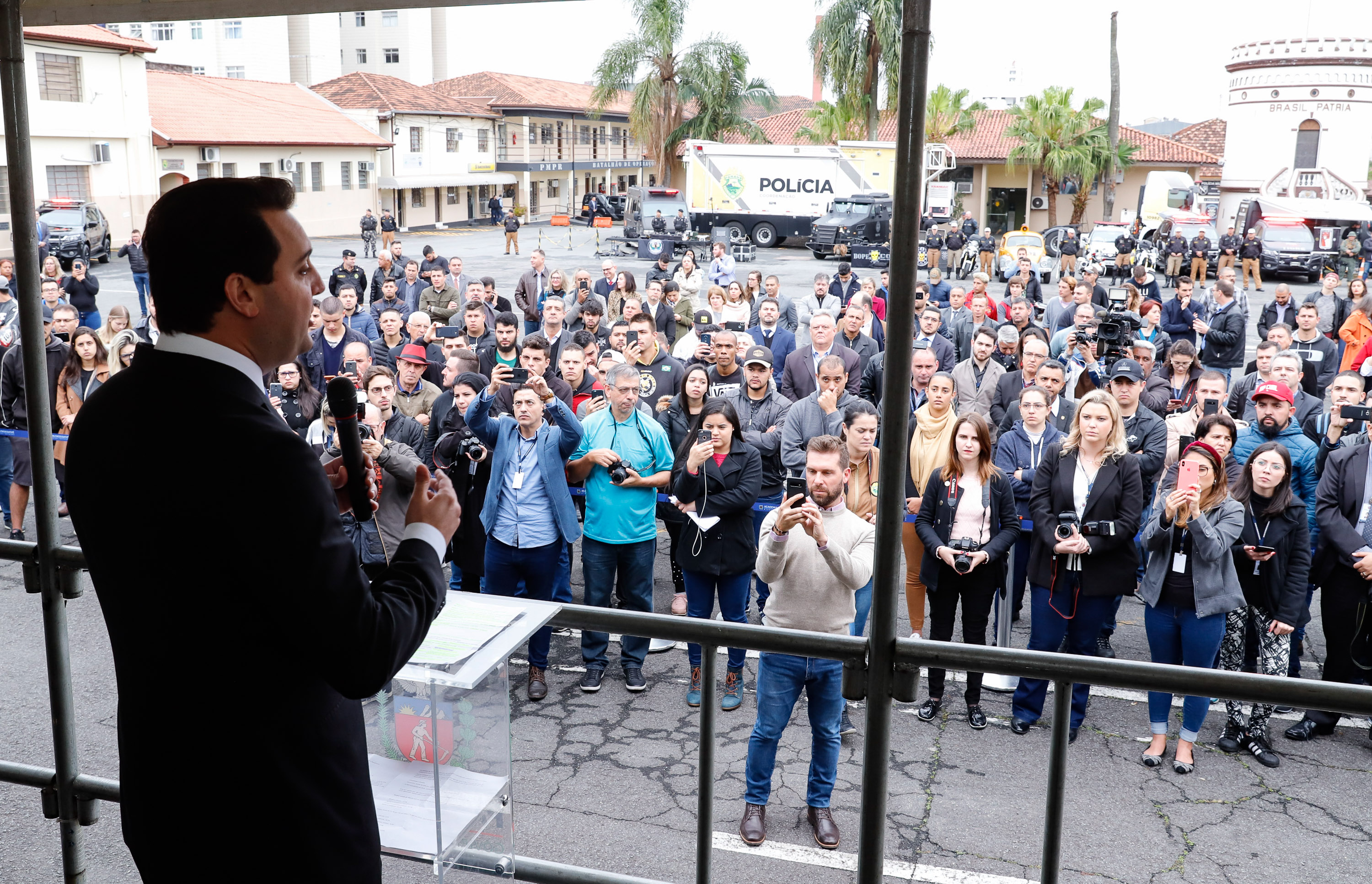 O governador Carlos Massa Ratinho Junior autorizou nesta quarta-feira (4) os concursos públicos para contratação de 2,4 mil militares estaduais. São 2 mil policiais e 400 bombeiros. Além disso, o Estado vai selecionar 50 delegados, 300 investigadores e 50 papiloscopistas para a Polícia Civil. Também foram abertas 238 vagas para agentes de cadeia para complementar o quadro do Departamento Penitenciário (Depen).