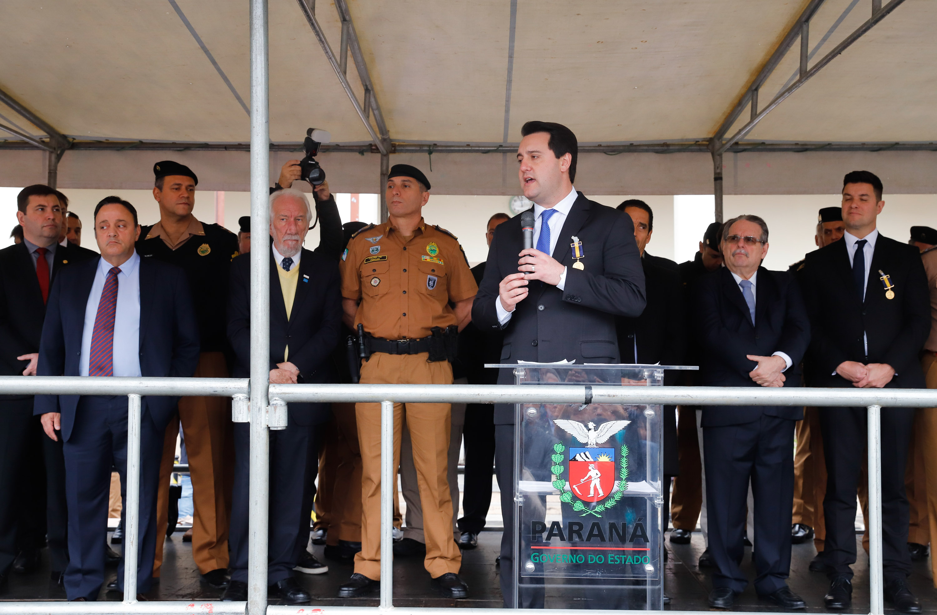 O governador Carlos Massa Ratinho Junior autorizou nesta quarta-feira (4) os concursos públicos para contratação de 2,4 mil militares estaduais. São 2 mil policiais e 400 bombeiros. Além disso, o Estado vai selecionar 50 delegados, 300 investigadores e 50 papiloscopistas para a Polícia Civil. Também foram abertas 238 vagas para agentes de cadeia para complementar o quadro do Departamento Penitenciário (Depen).