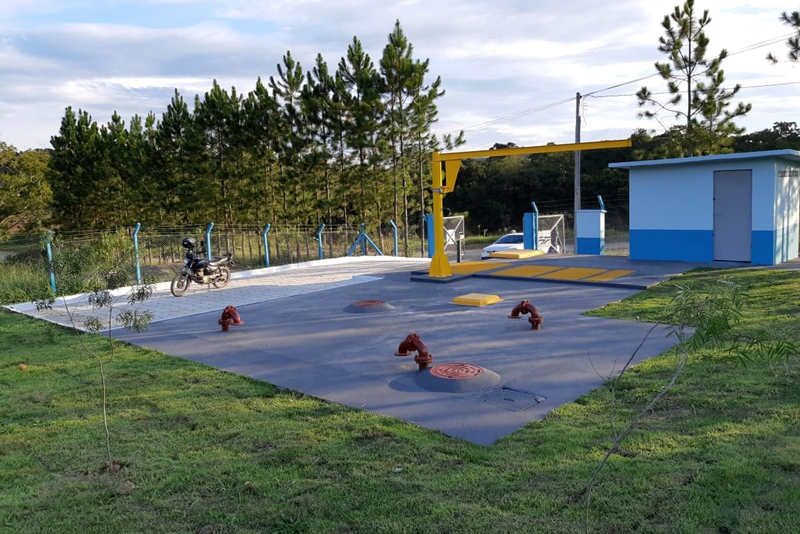 A ampliação do serviço de coleta e tratamento de esgoto em Sapopema foi um dos assuntos da reunião do prefeito Paulinho Branco com diretores da Sanepar, nesta semana. Já foram investidos R$ 7,1 milhões na implantação do serviço na cidade e estão previstos mais R$ 5,5 milhões para aumentar o número de famílias atendidas com esgotamento sanitário.Foto: Divulgação/Sanepar