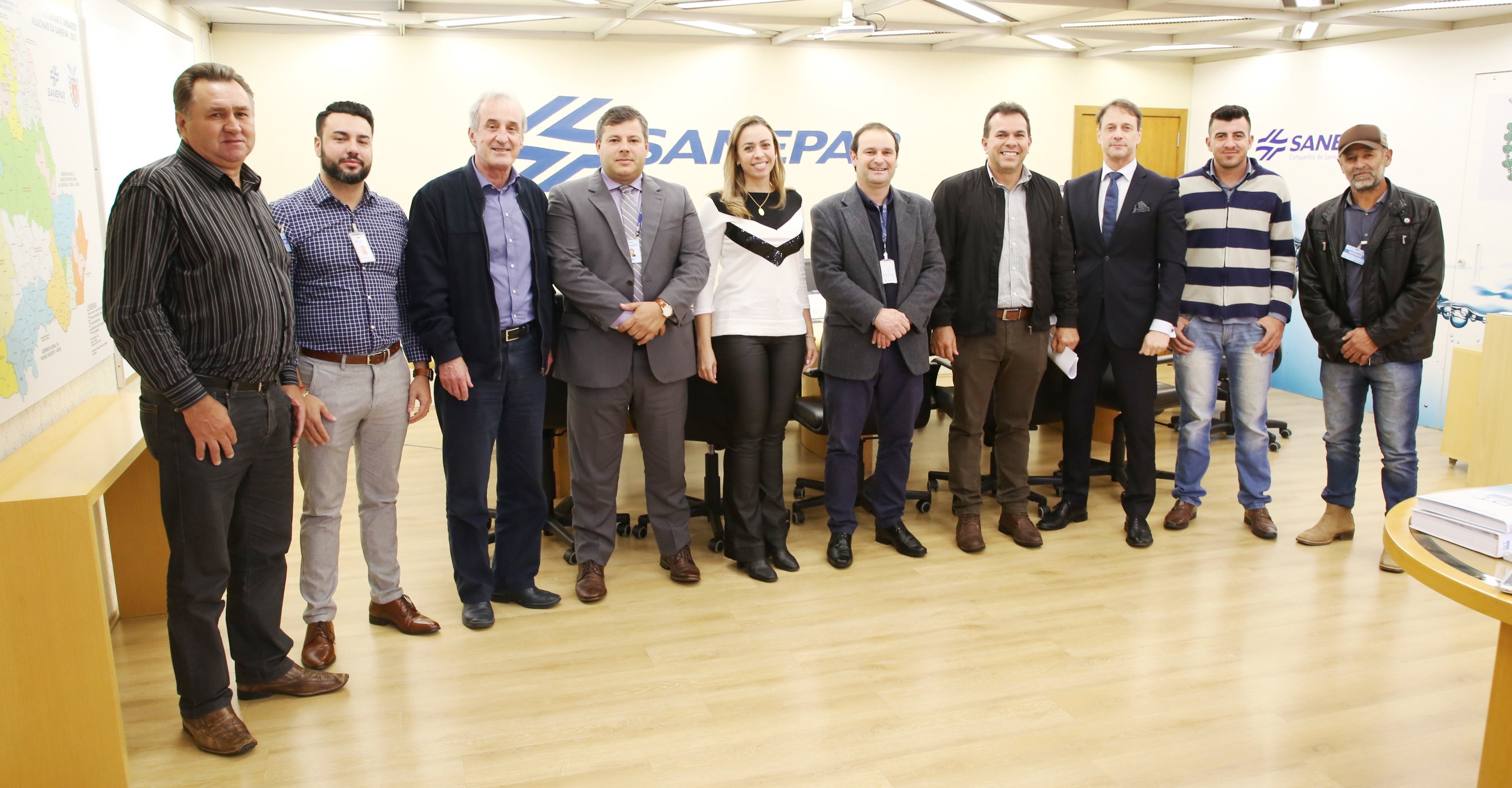 A ampliação do serviço de coleta e tratamento de esgoto em Sapopema foi um dos assuntos da reunião do prefeito Paulinho Branco com diretores da Sanepar, nesta semana. Já foram investidos R$ 7,1 milhões na implantação do serviço na cidade e estão previstos mais R$ 5,5 milhões para aumentar o número de famílias atendidas com esgotamento sanitário.Foto: Divulgação/Sanepar