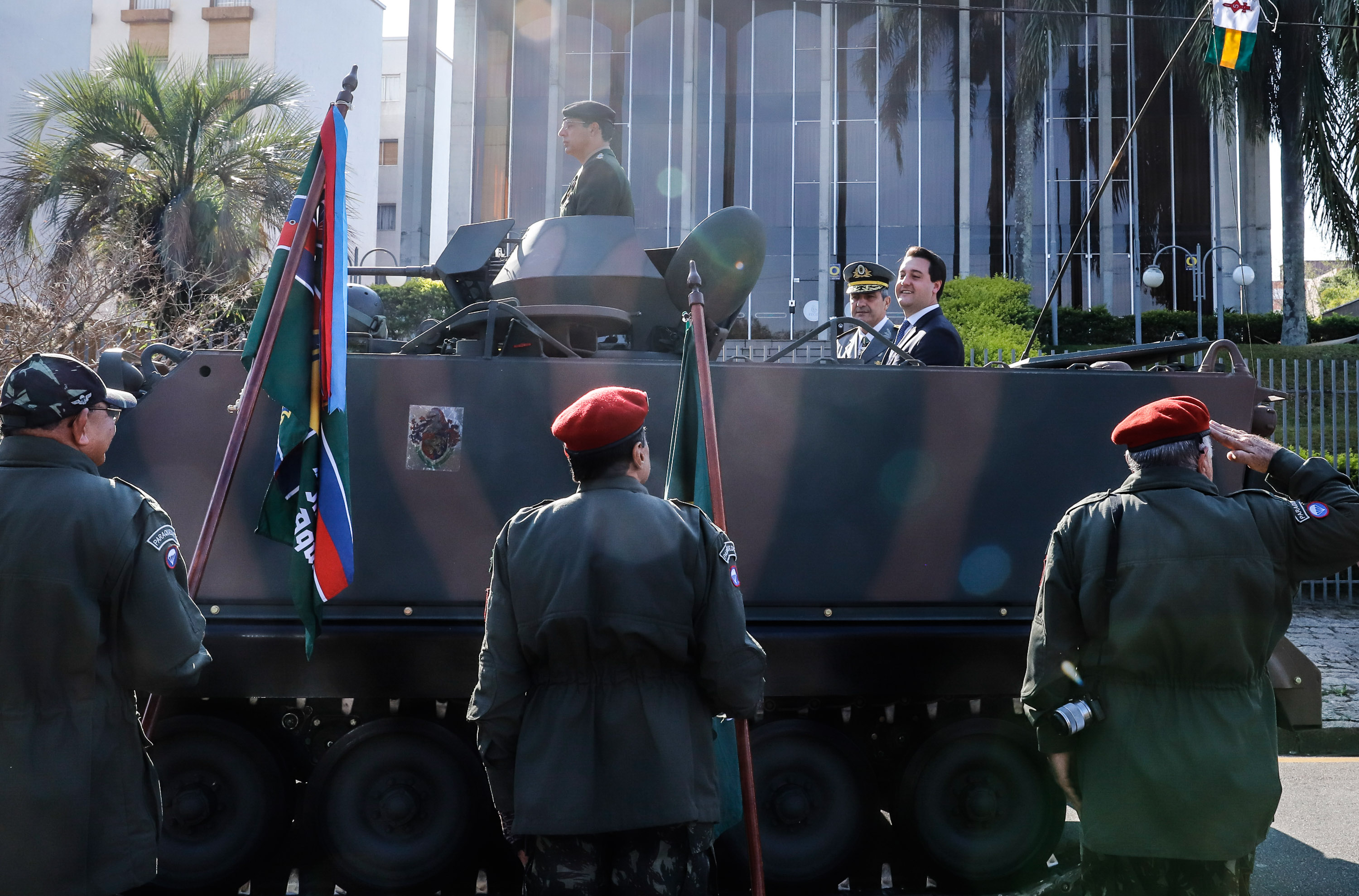 Aproximadamente 20 mil pessoas acompanharam neste sábado (7), em Curitiba, o desfile cívico-militar que comemora os 197 anos da Proclamação da Independência, segundo estimativas da Polícia Militar do Paraná. O governador Carlos Massa Ratinho Junior assistiu a solenidade de 7 de Setembro na Avenida Cândido de Abreu, acompanhado de sua família, do comandante da 5ª Divisão do Exército, general de divisão José Russo Assumpção Delgado, do vice-governador Darci Piana e de diversas autoridades.