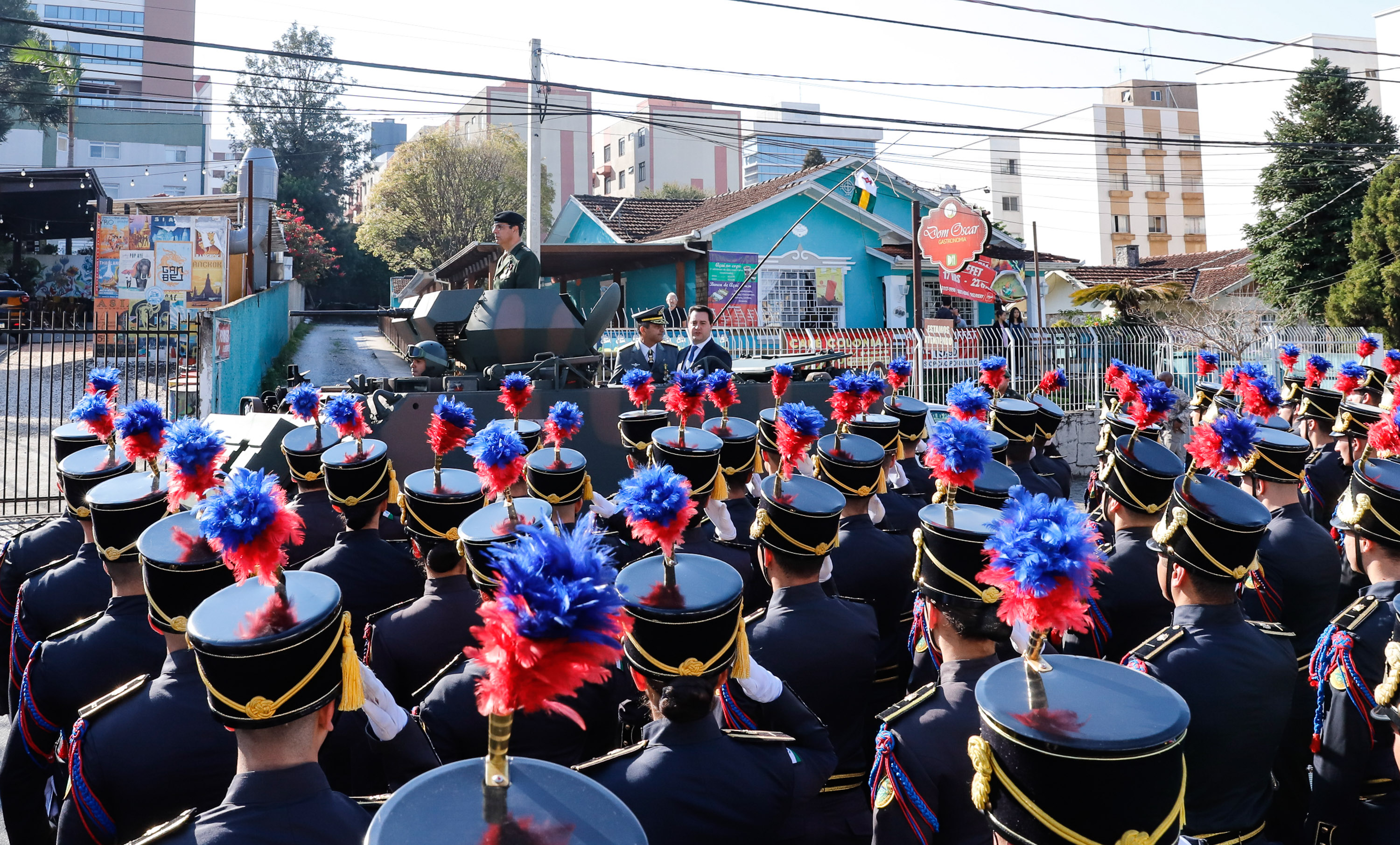 Aproximadamente 20 mil pessoas acompanharam neste sábado (7), em Curitiba, o desfile cívico-militar que comemora os 197 anos da Proclamação da Independência, segundo estimativas da Polícia Militar do Paraná. O governador Carlos Massa Ratinho Junior assistiu a solenidade de 7 de Setembro na Avenida Cândido de Abreu, acompanhado de sua família, do comandante da 5ª Divisão do Exército, general de divisão José Russo Assumpção Delgado, do vice-governador Darci Piana e de diversas autoridades.